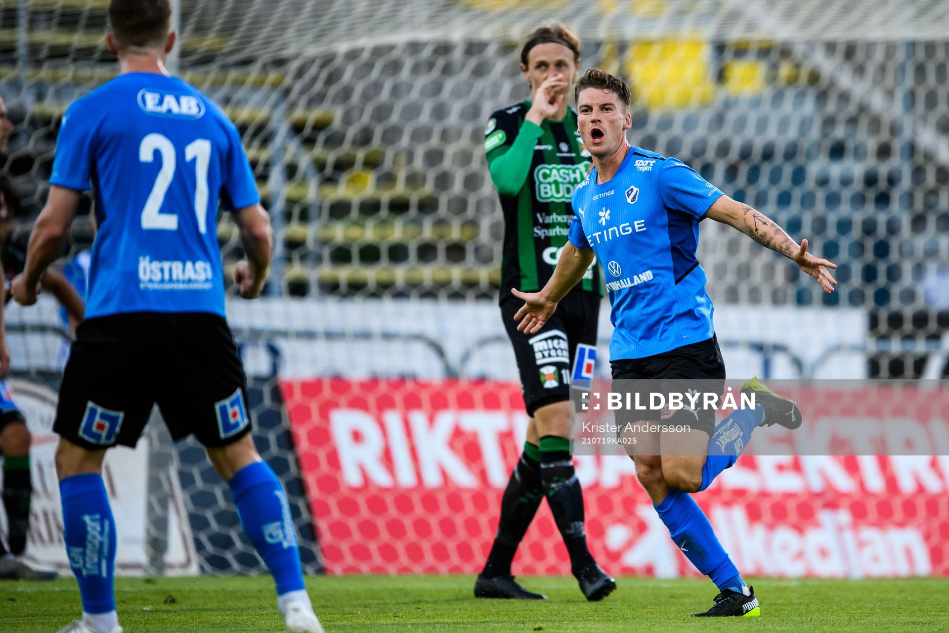 Halmstads Samuel Kroon jublar efter 1-1 under fotbollsmatchen i Allsvenskan mellan Halmstad och Varberg den 19 juli 2021 i Halmstad. 