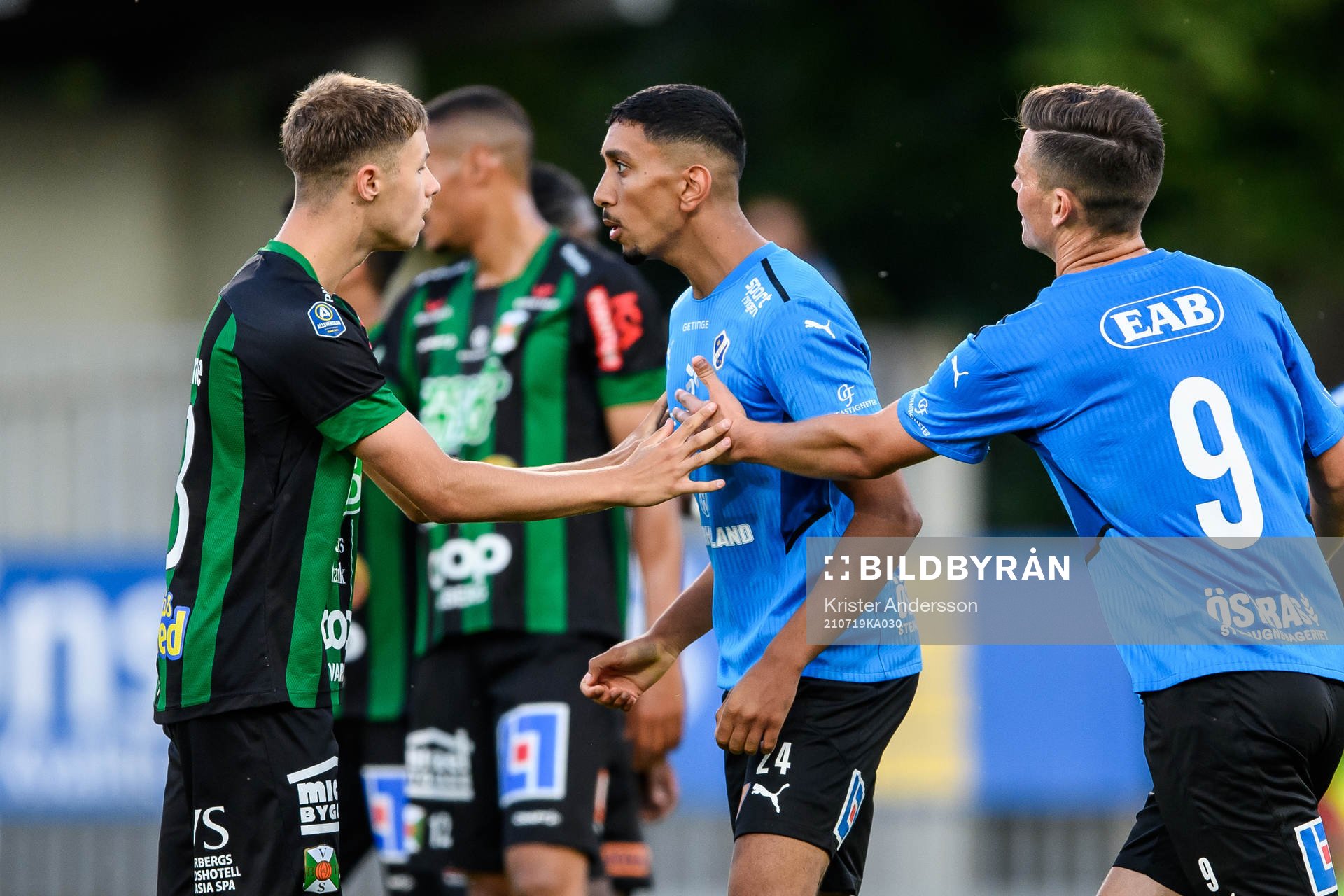 Varbergs Oliver Alfonsi och Halmstads Amir Al-Ammari i bråk