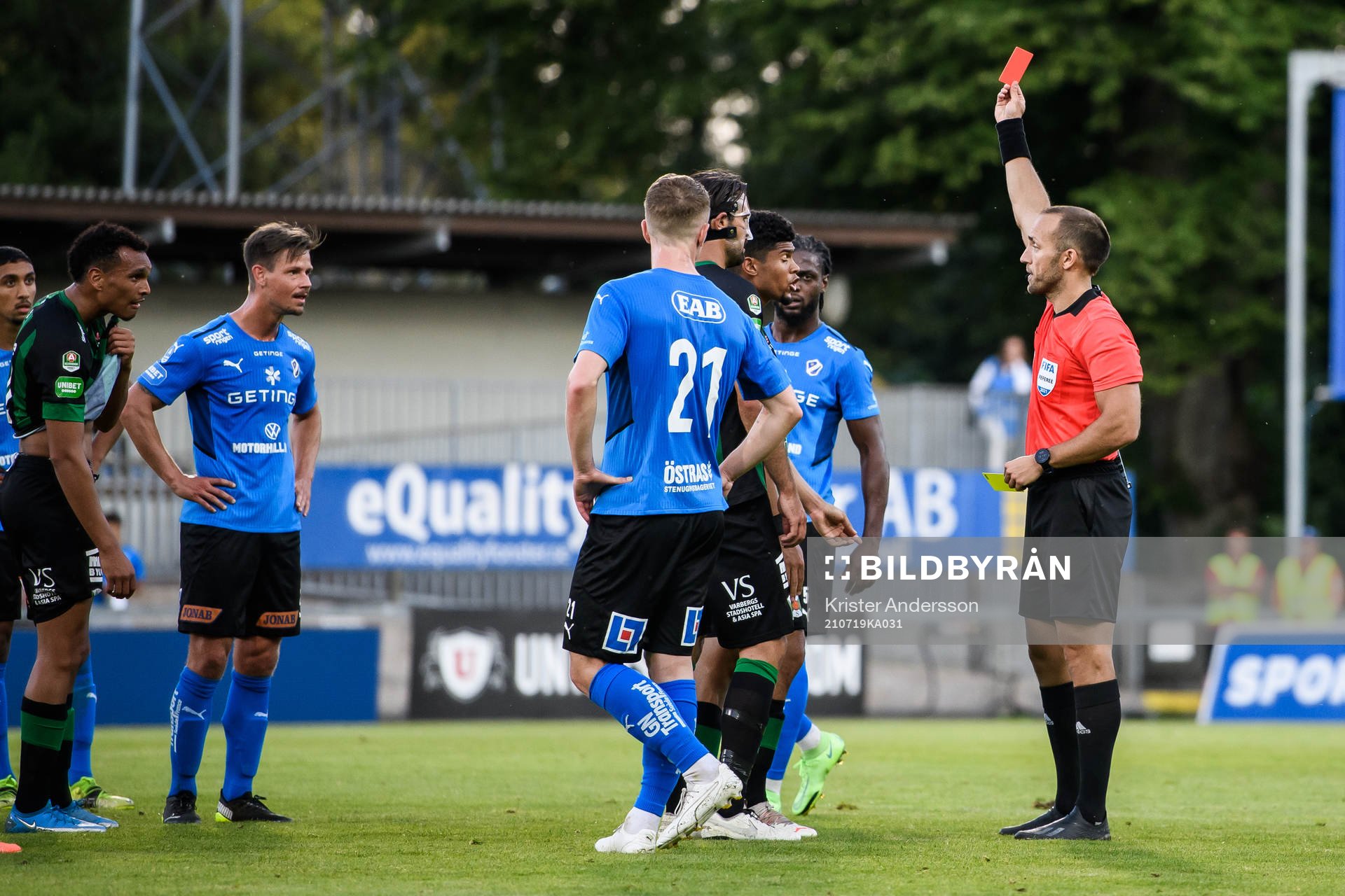 Varbergs Luke le Roux får ett rött kort av domare Kaspar