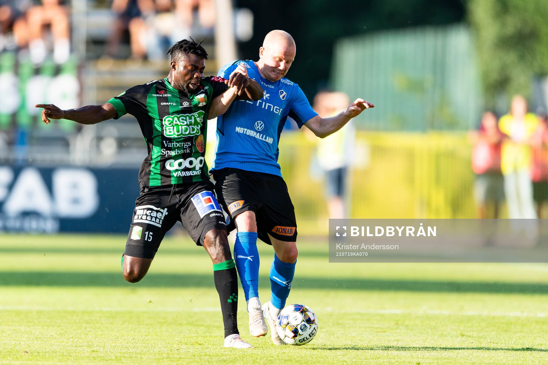 Varbergs Gideon Mensah och Halmstads Simon Lundevall