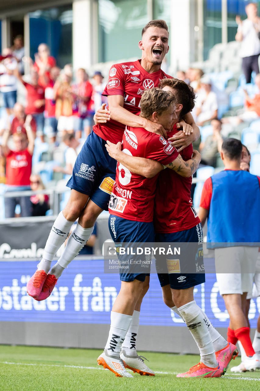 Örgrytes Daniel Paulson jublar med Anton Andreasson och