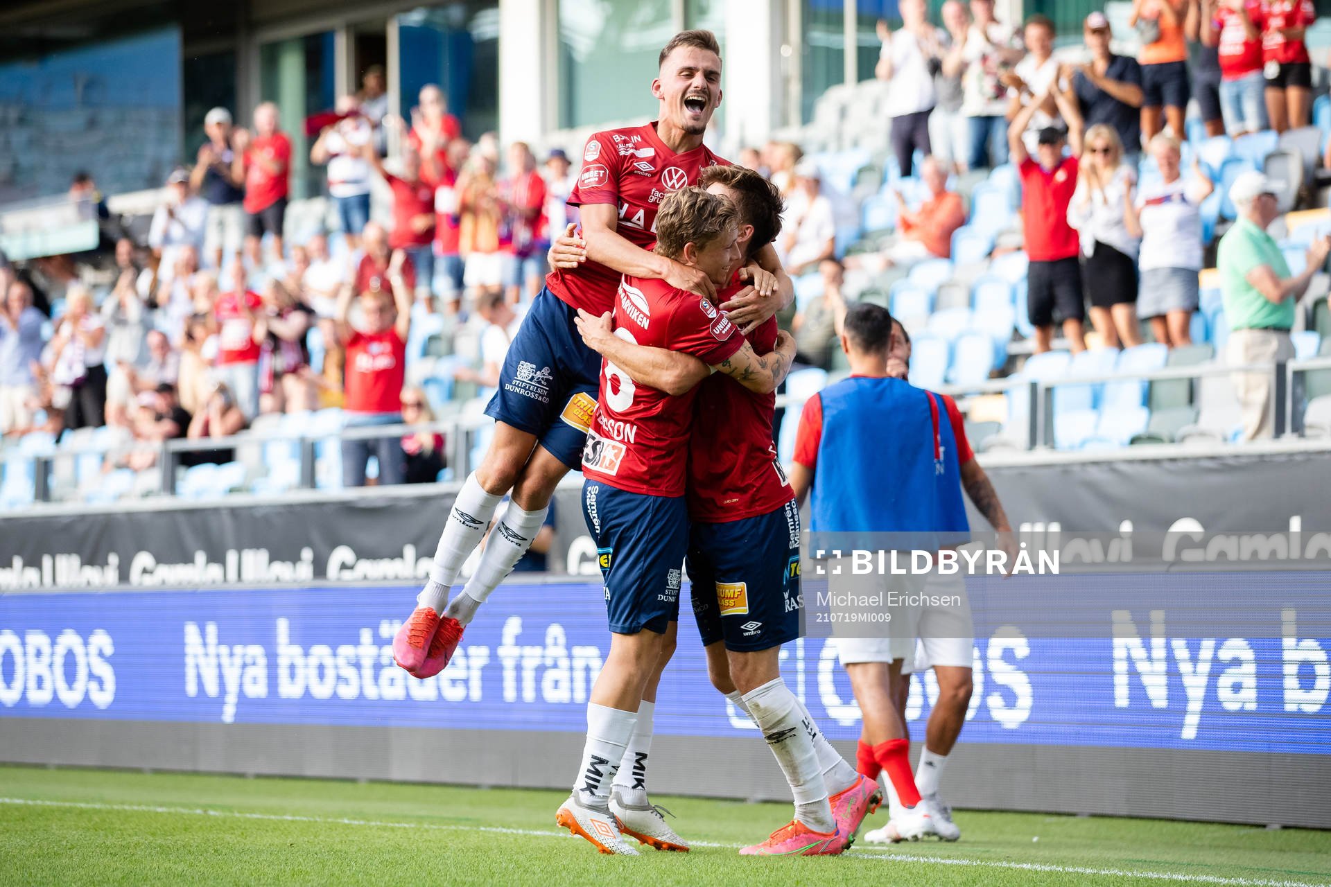 Örgrytes Daniel Paulson jublar med Anton Andreasson och