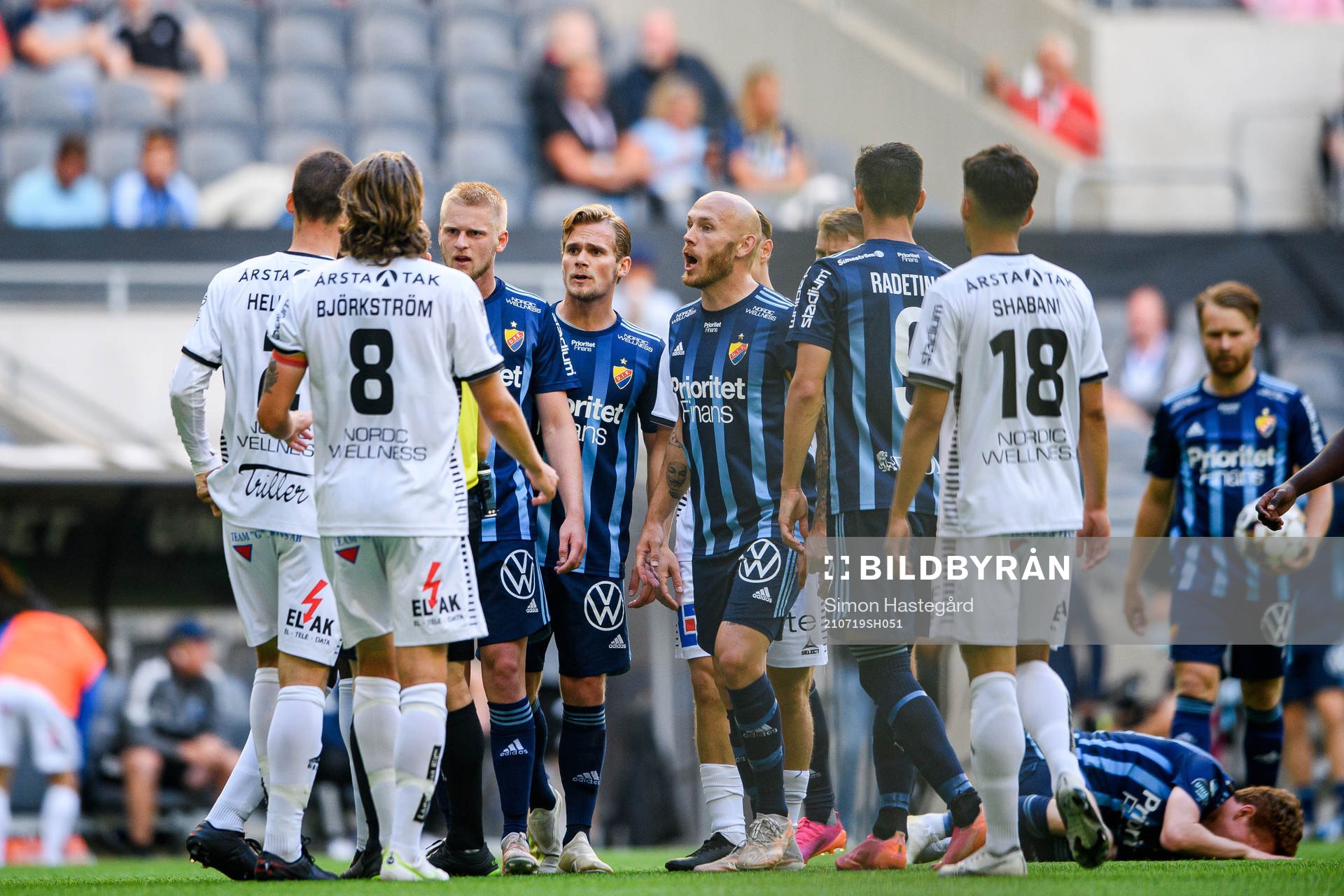 Djurgårdens Magnus Eriksson i samtal med Sirius Adam Hellborg under fotbollsmatchen i Allsvenskan mellan Djurgården och Sirius den 19 juli 2021 i Stockholm.