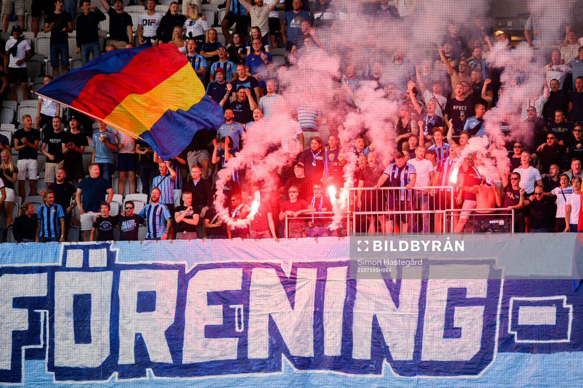Djurgårdens supportrar med pyroteknik