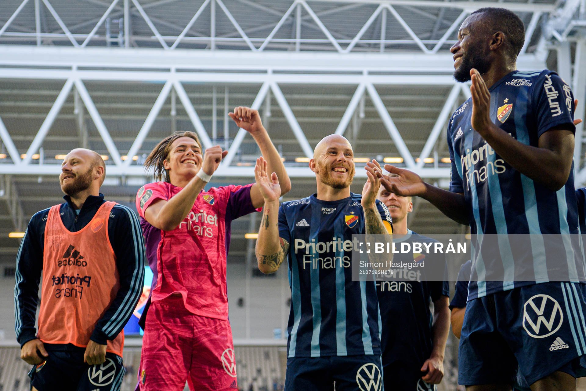 Djurgårdens Curtis Edwards , målvakt Jacob Widell Zetterström , Magnus Eriksson och Emmanuel Banda jublar efter fotbollsmatchen i Allsvenskan mellan Djurgården och Sirius den 19 juli 2021 i Stockholm.