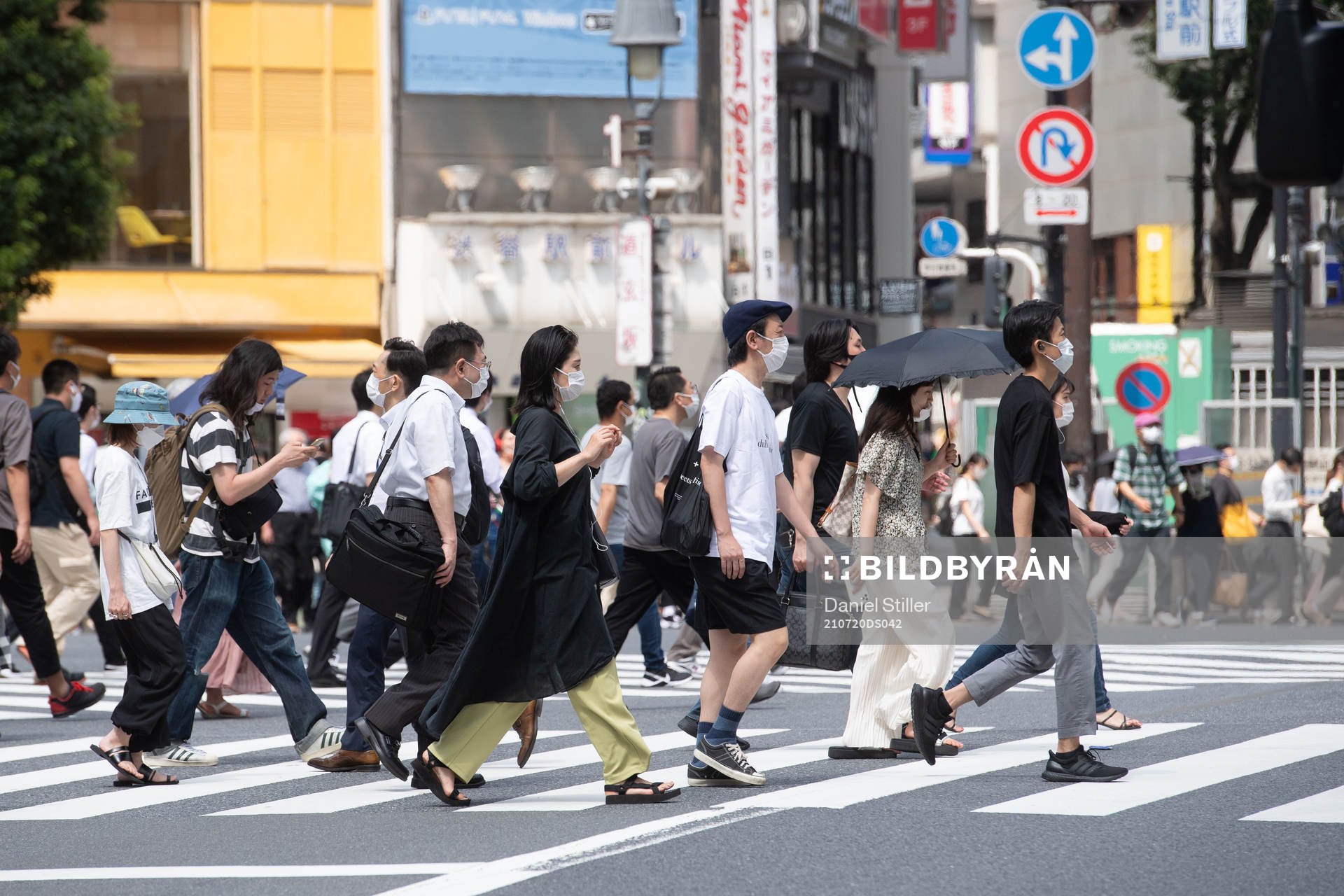 People crossing the ”Scramble Crossing”