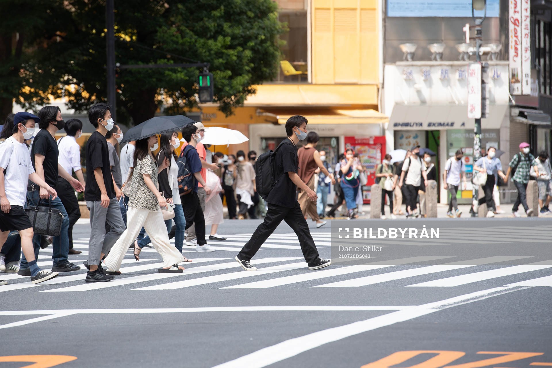 People crossing the ”Scramble Crossing”