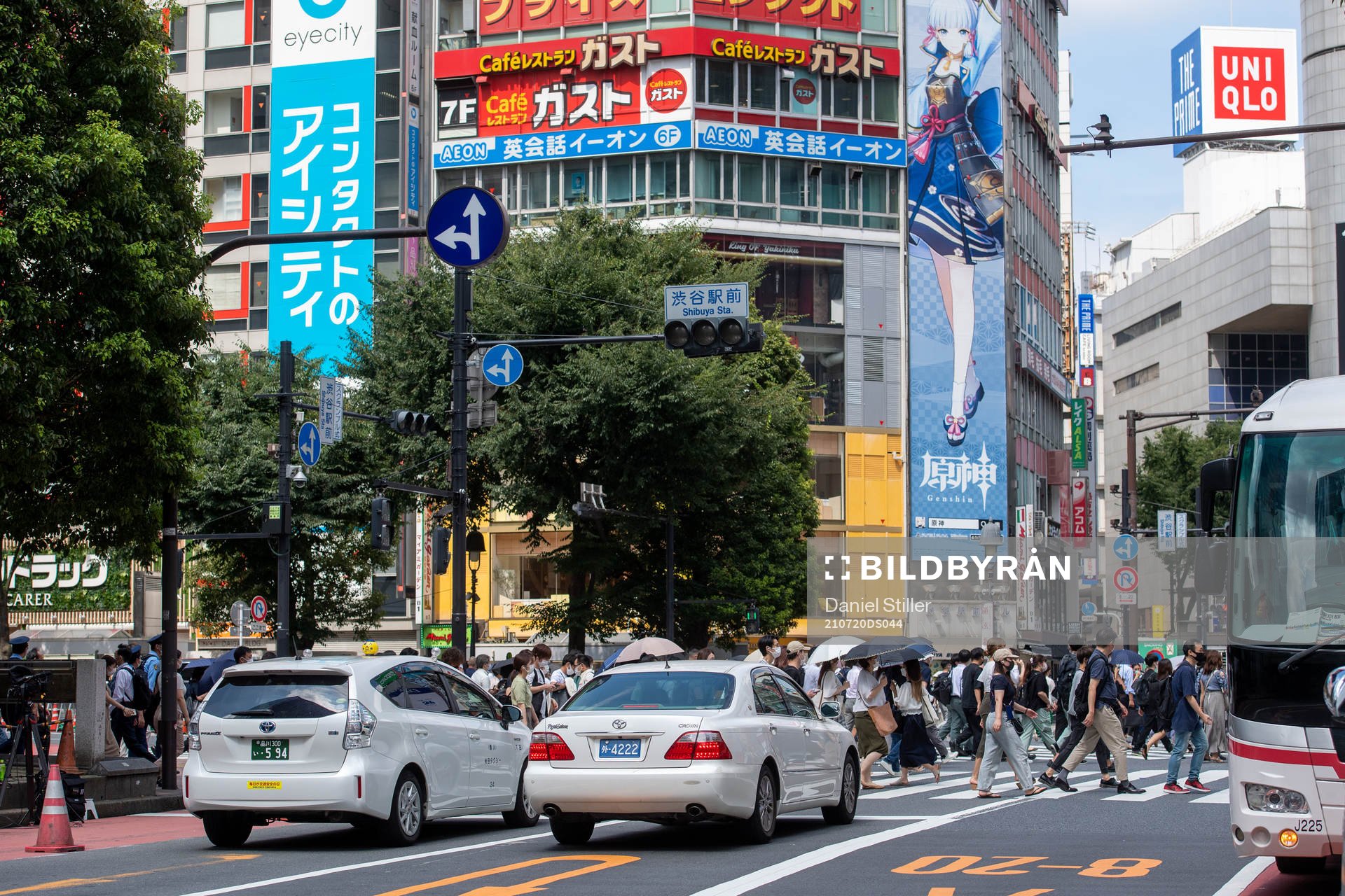 People crossing the ”Scramble Crossing”