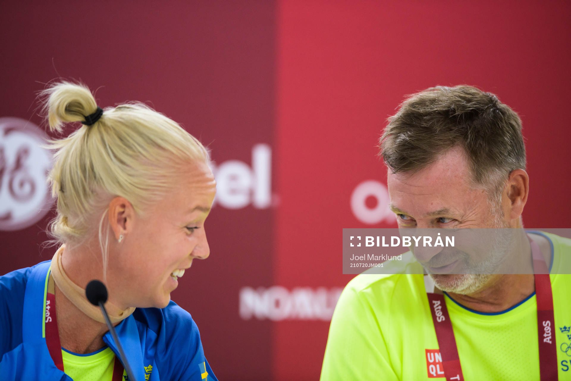 Caroline Seger and head coach Peter Gerhardsson of the