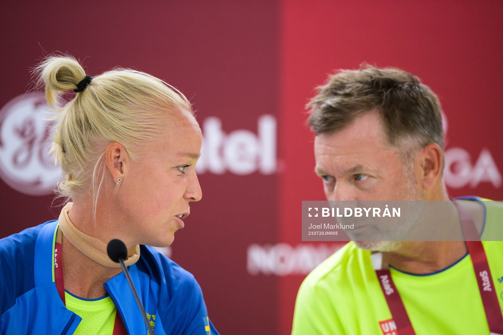 Caroline Seger and head coach Peter Gerhardsson of the
