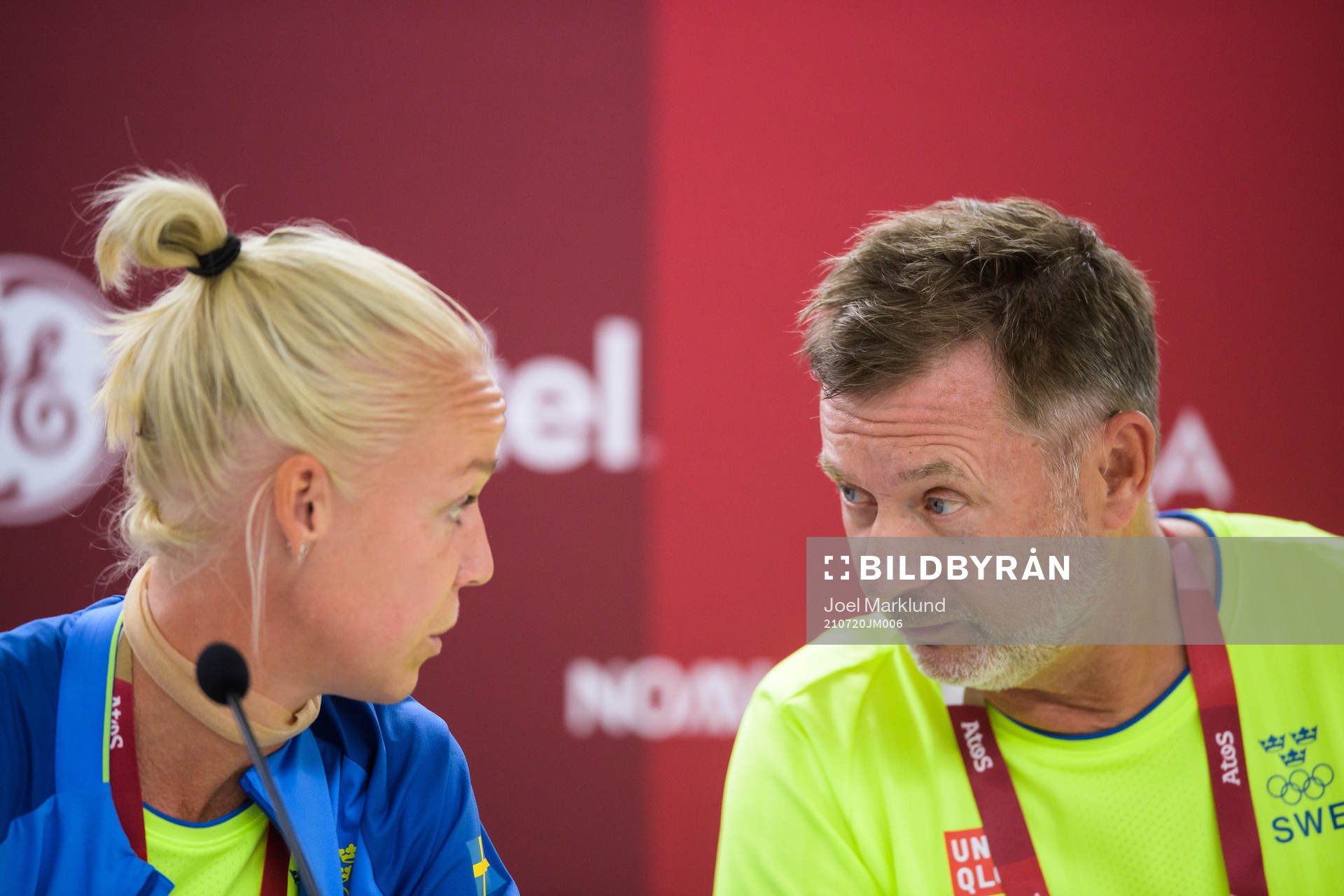 Caroline Seger and head coach Peter Gerhardsson of the