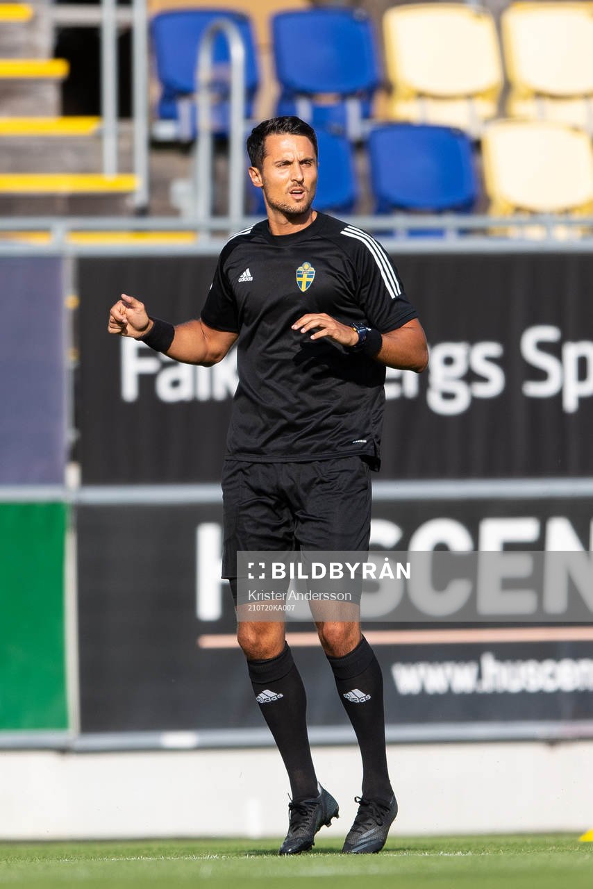 Domare Adi Aganovic före fotbollsmatchen i Superettan