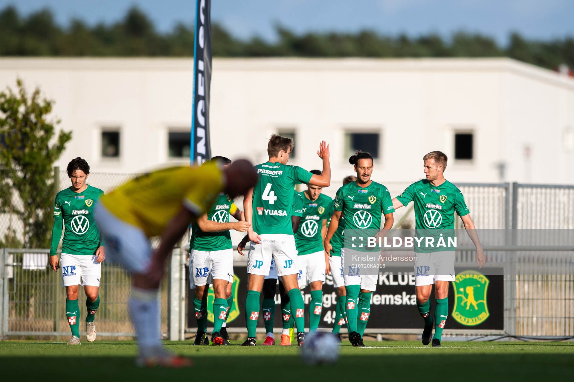 Jönköpings Daniel Strandsäter jublar med lagkamrater