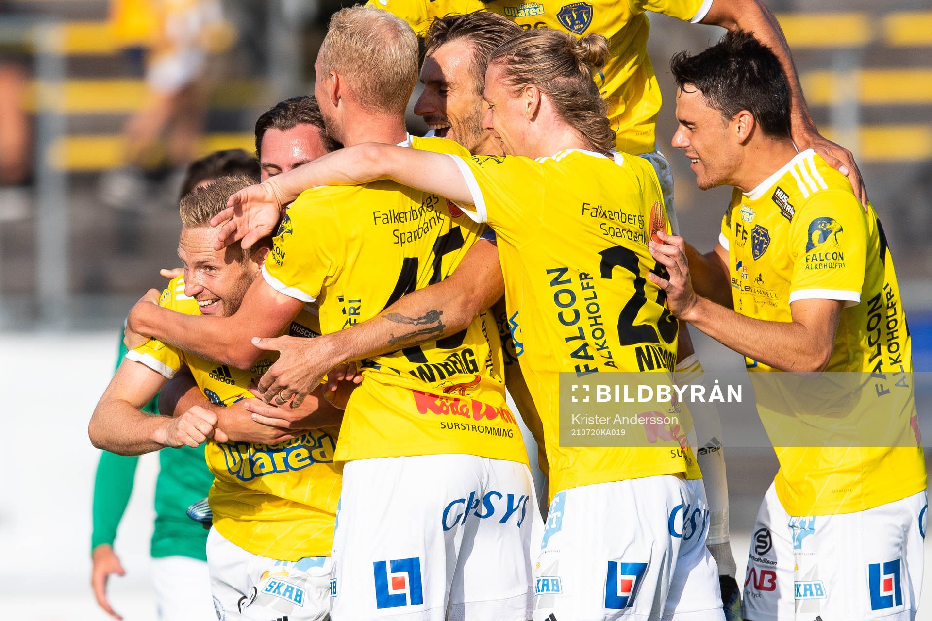 Falkenbergs Tobias Englund jublar med laget