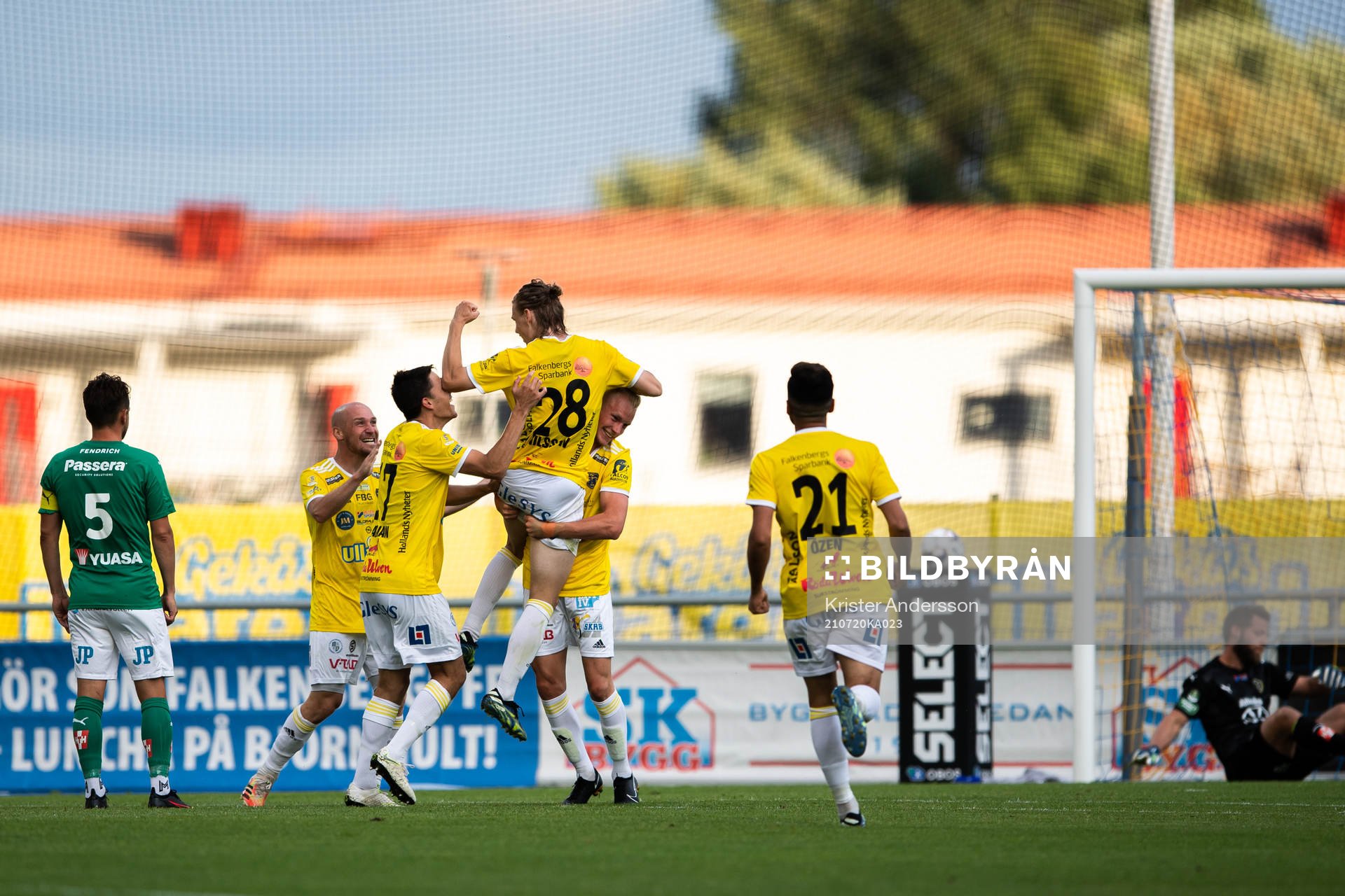 Falkenbergs Melker Nilsson jublar med lagkamrater
