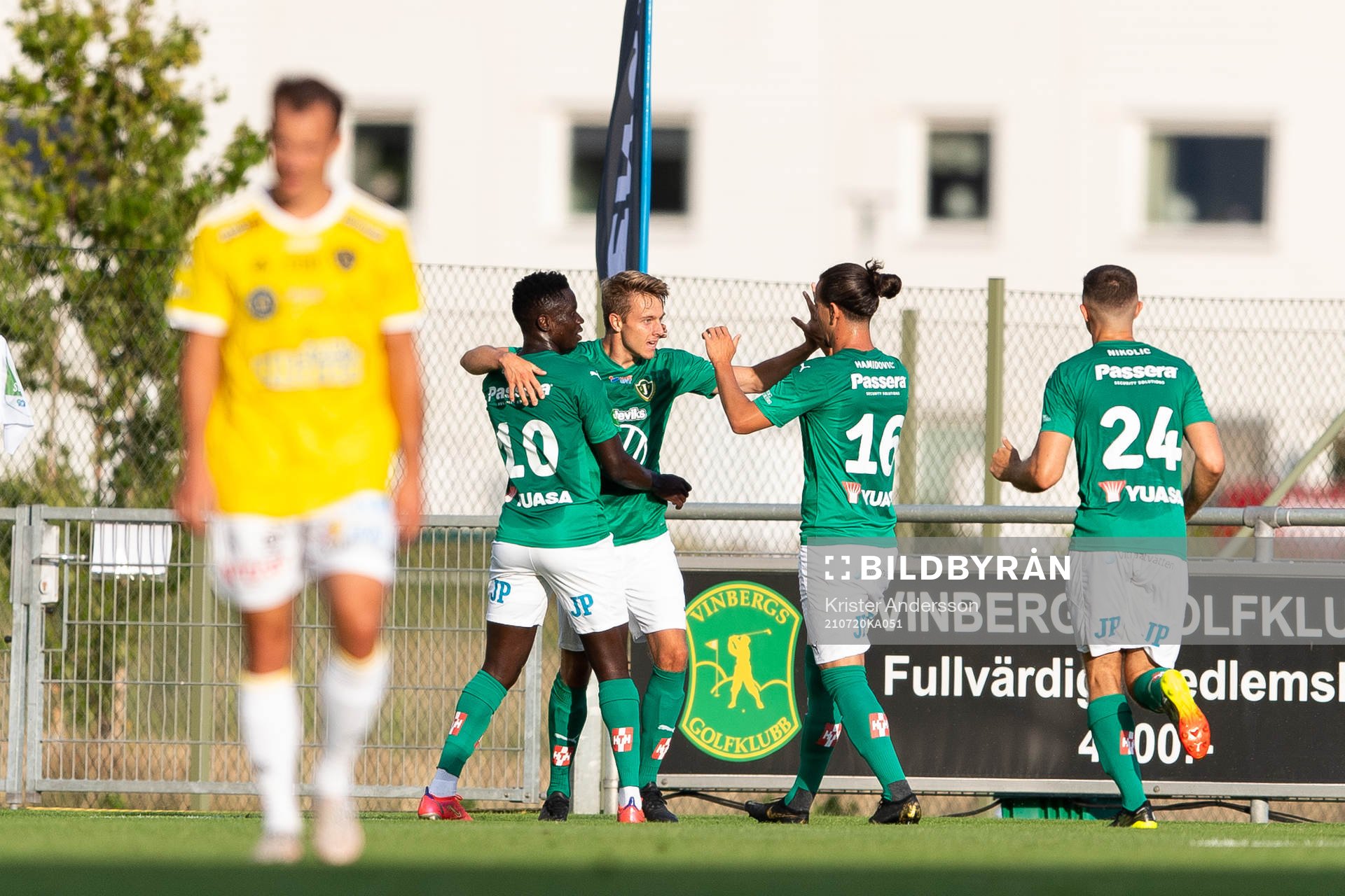 Jönköpings Daniel Strandsäter jublar med lagkamrater