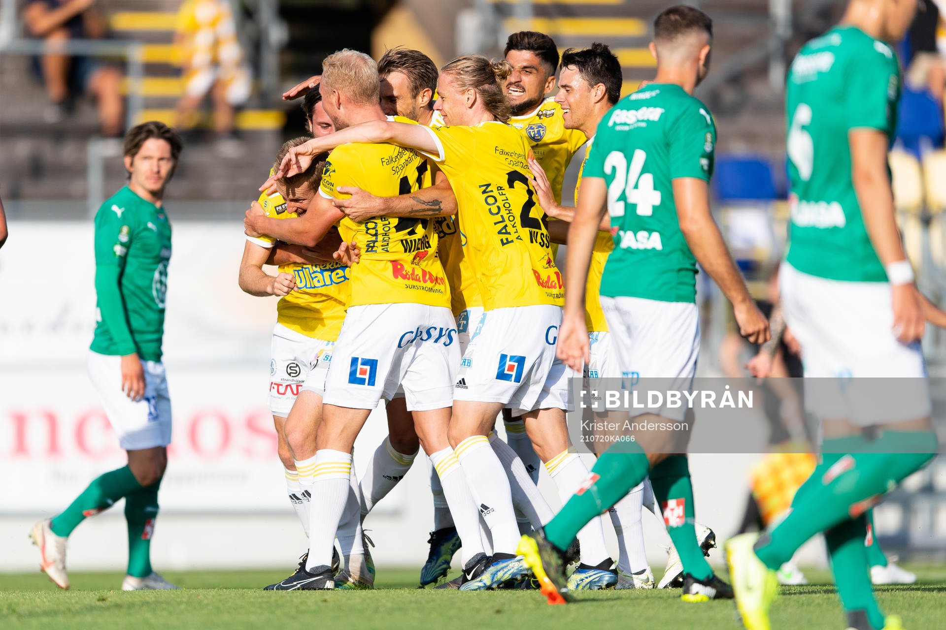 Falkenbergs Tobias Englund jublar med laget