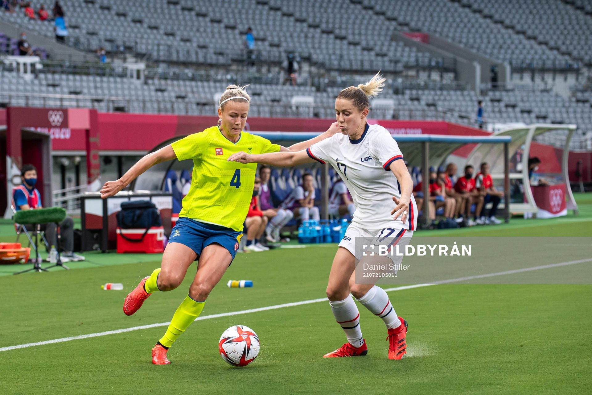 Hanna Glas of Sweden and Abby Dahlkemper of USA