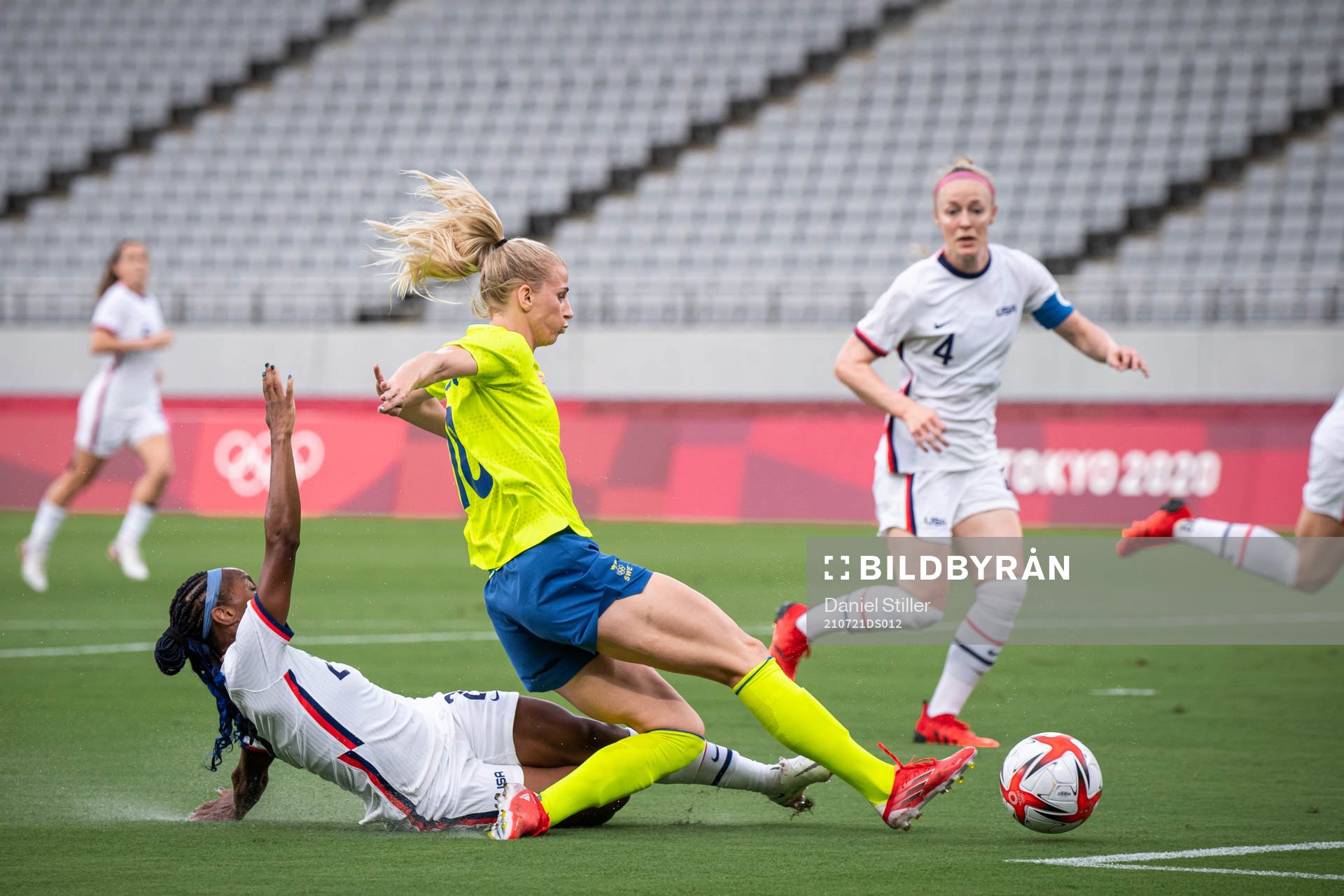 Crystal Dunn of USA and Sofia Jakobsson of Sweden
