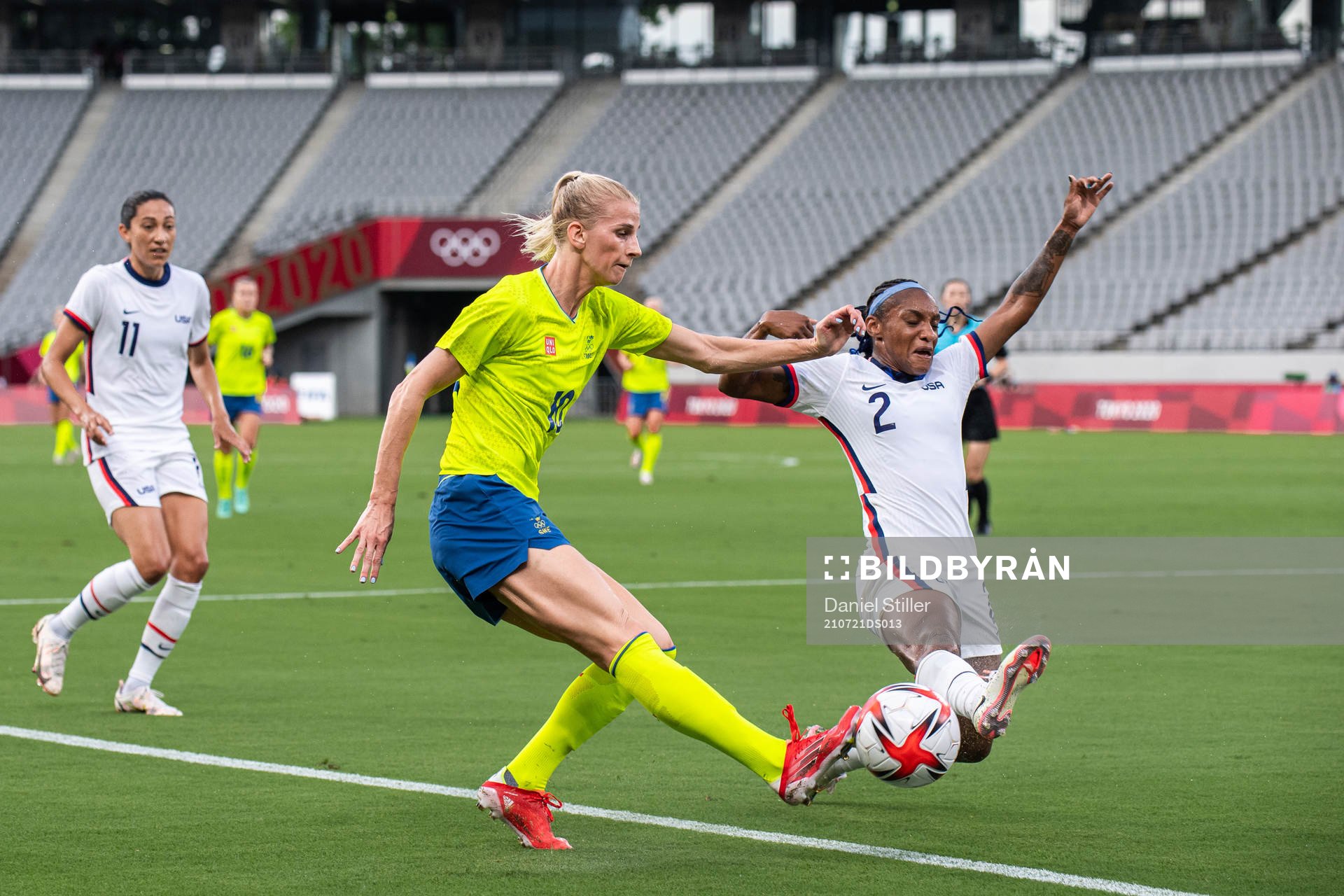 Sofia Jakobsson of Sweden and Crystal Dunn of USA