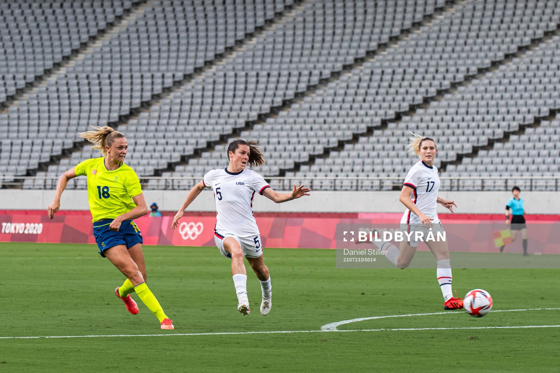 Fridolina Rolfö of Sweden against Kelley O´Hara and Abby