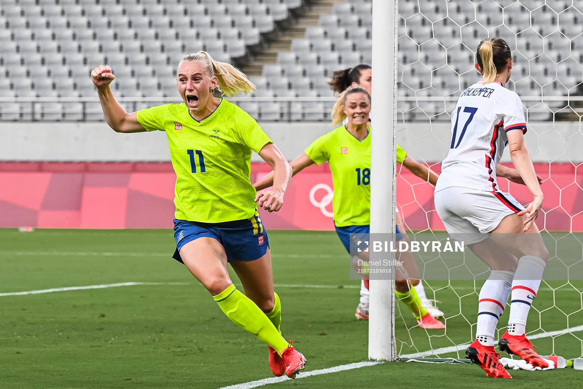 Stina Blackstenius of Sweden celebrate the 1-0 goal