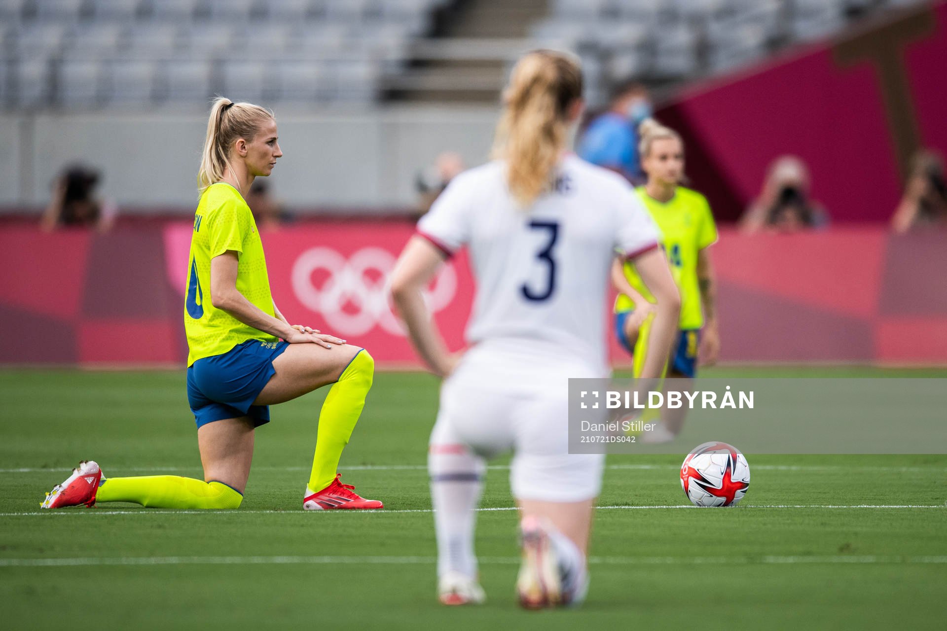 Sofia Jakobsson of Sweden kneel