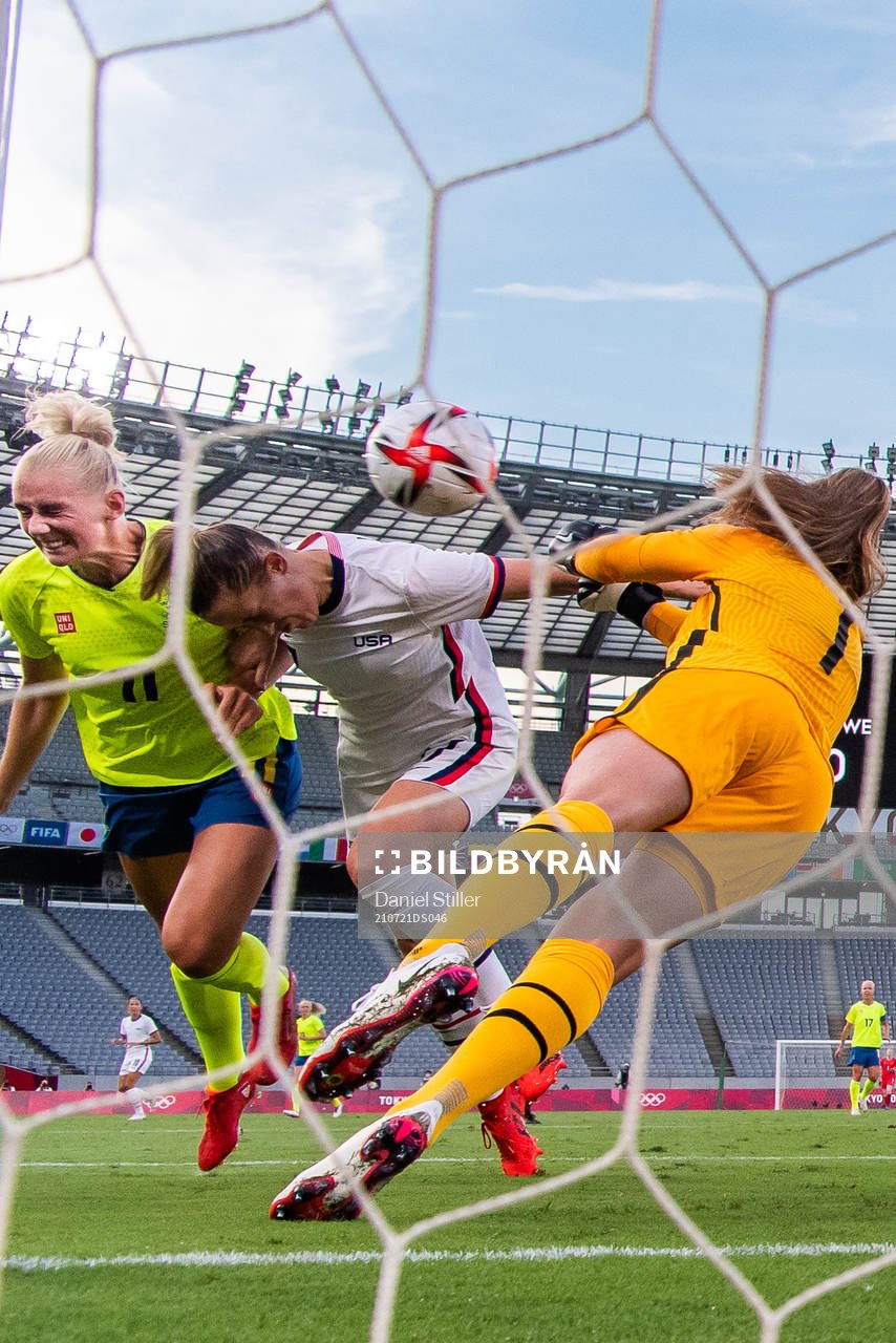 Stina Blackstenius of Sweden scores 1-0