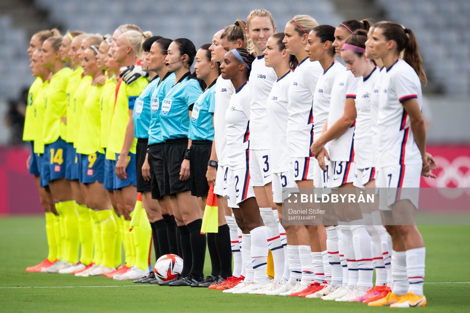 The teams are lined upp