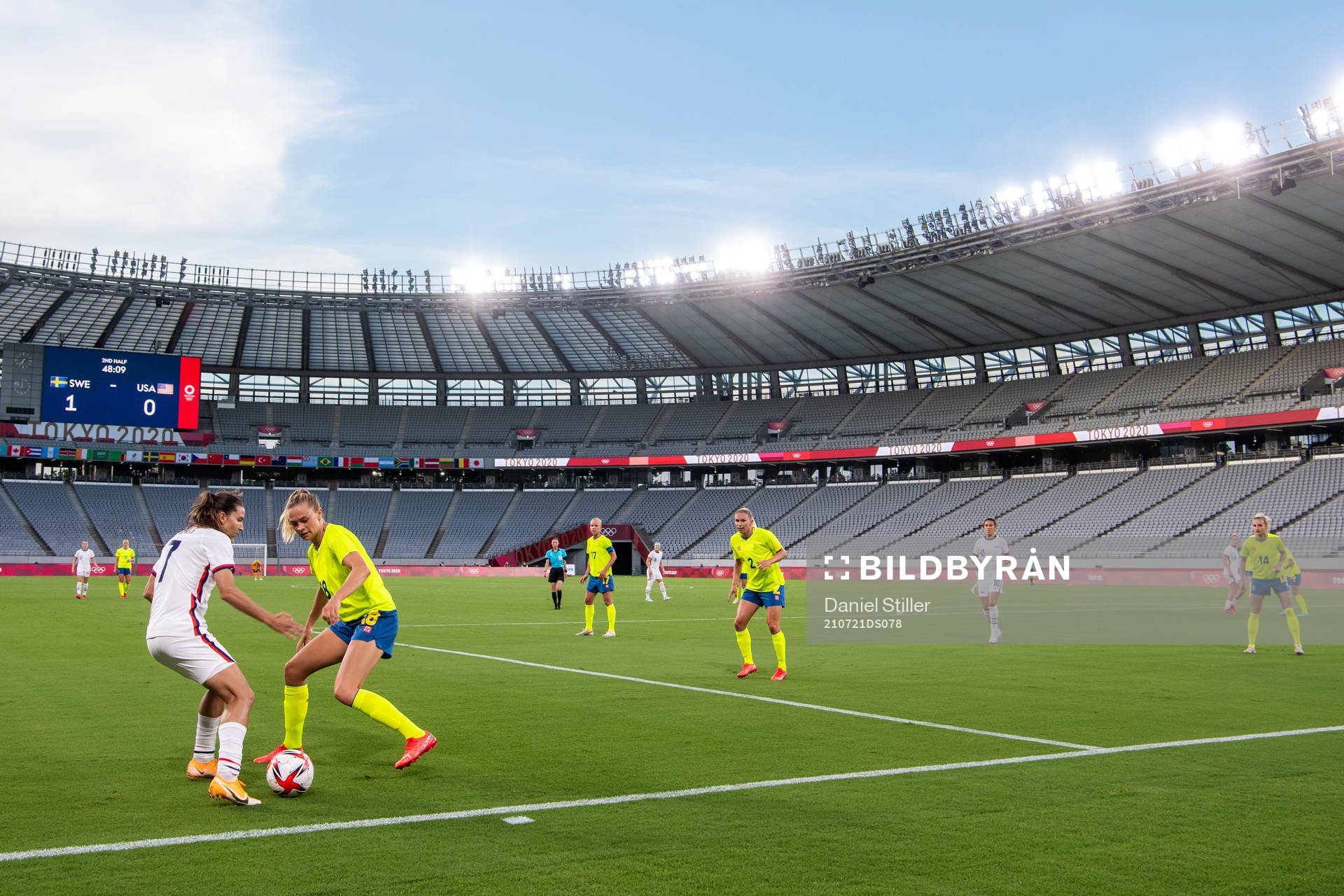 Tobin Heath of USA and Fridolina Rolfö of Sweden