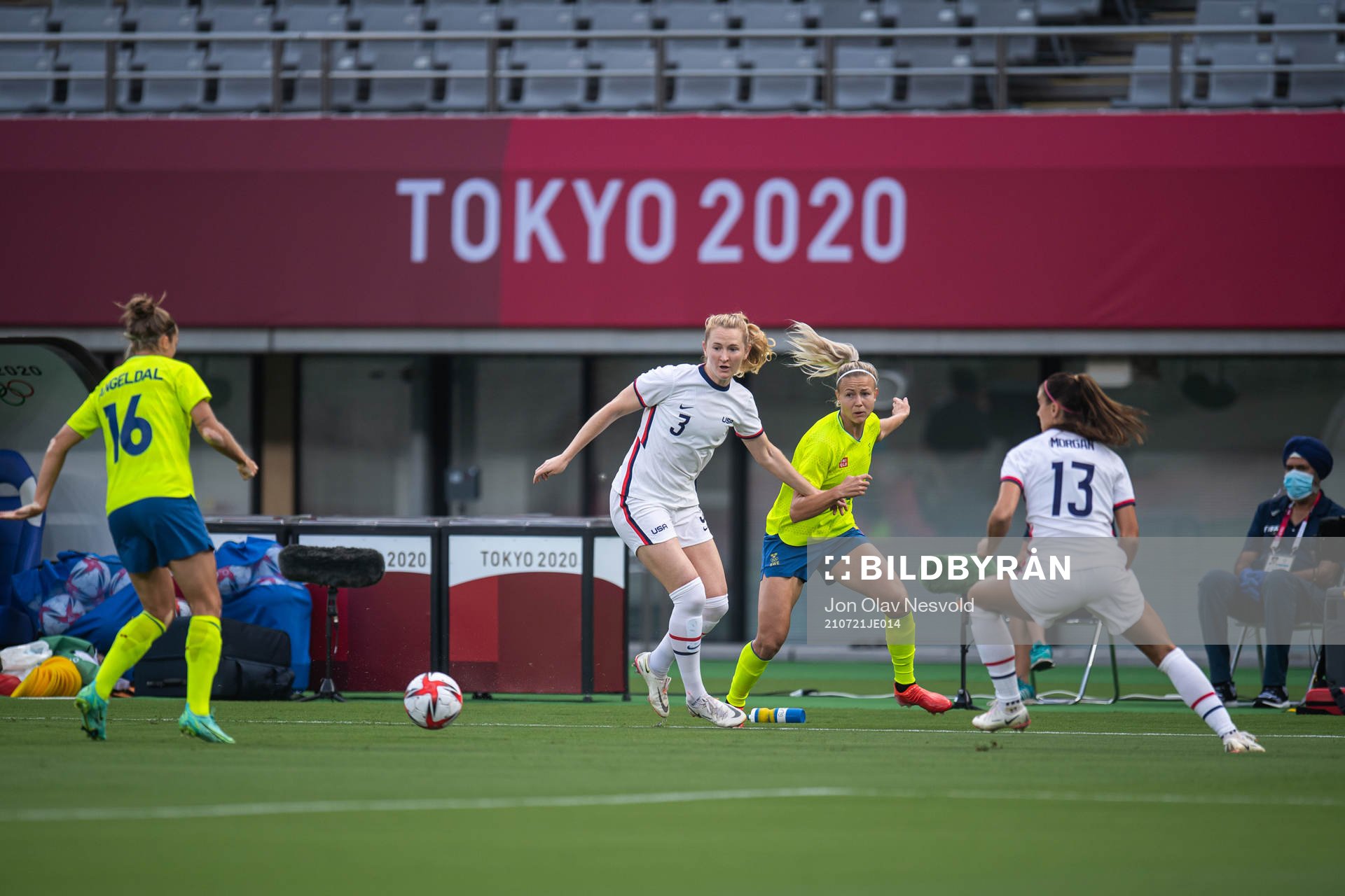 Samantha Mewis of USA and Hanna Glas of Sweden