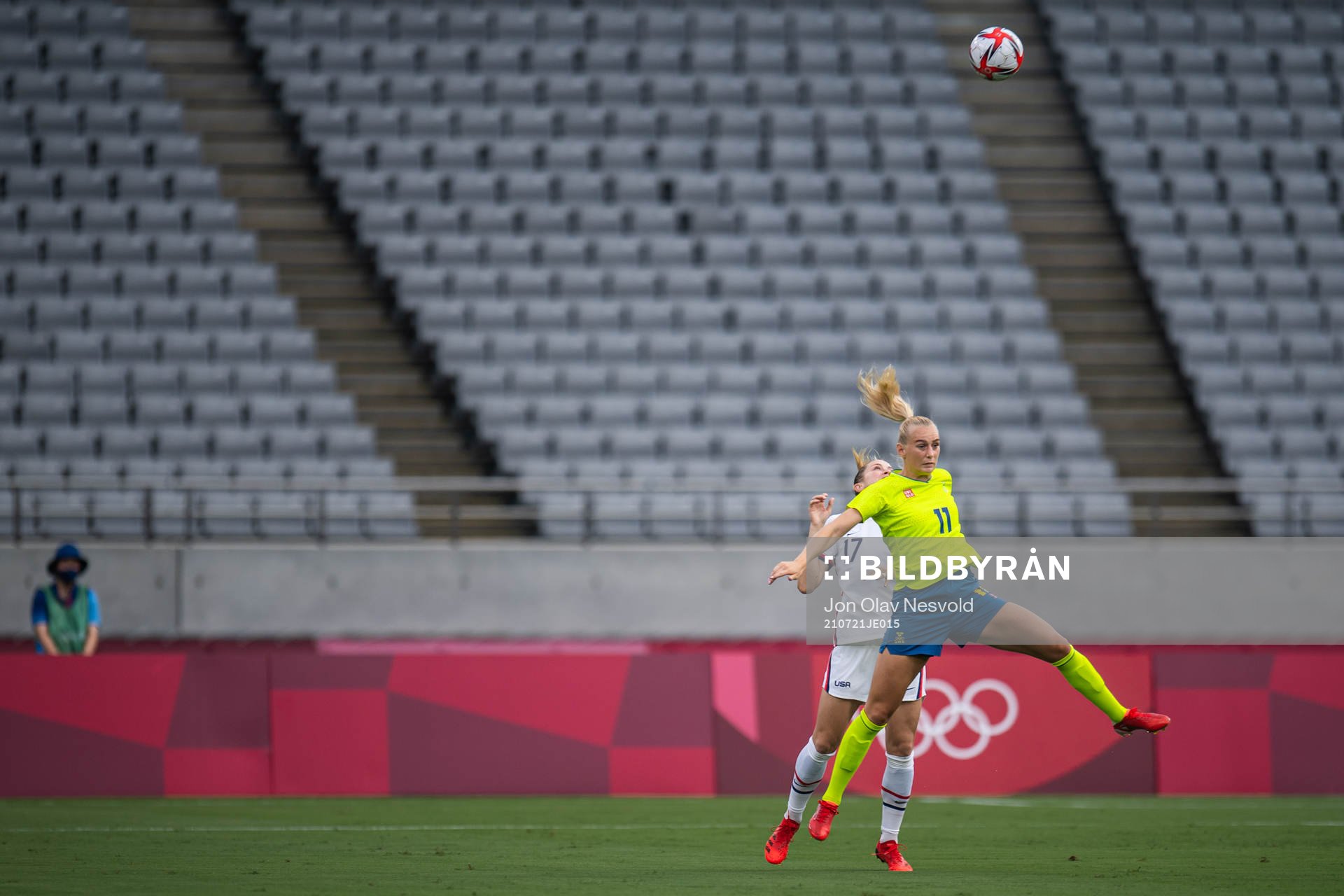 Abby Dahlkemper of USA and Stina Blackstenius of Sweden