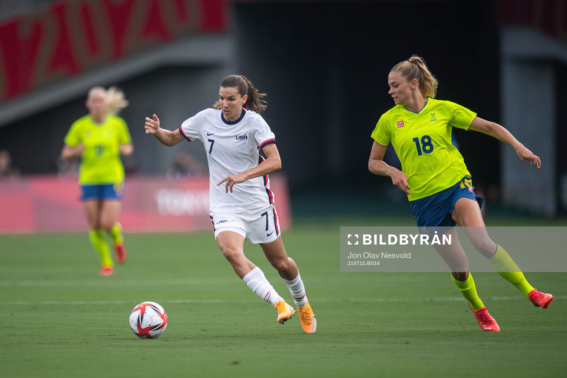 Tobin Heath of USA and Fridolina Rolfö of Sweden