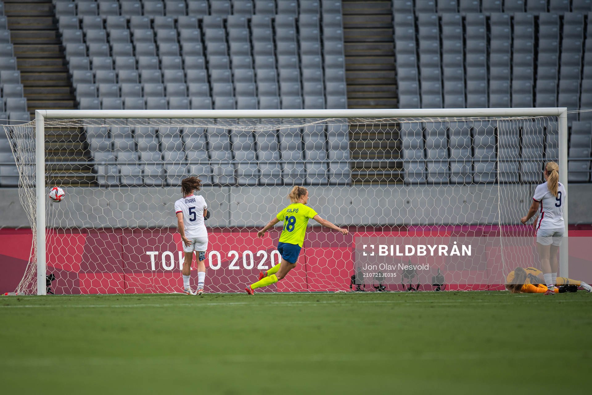 Fridolina Rolfö of Sweden celebrate the 1-0 goal by Stina