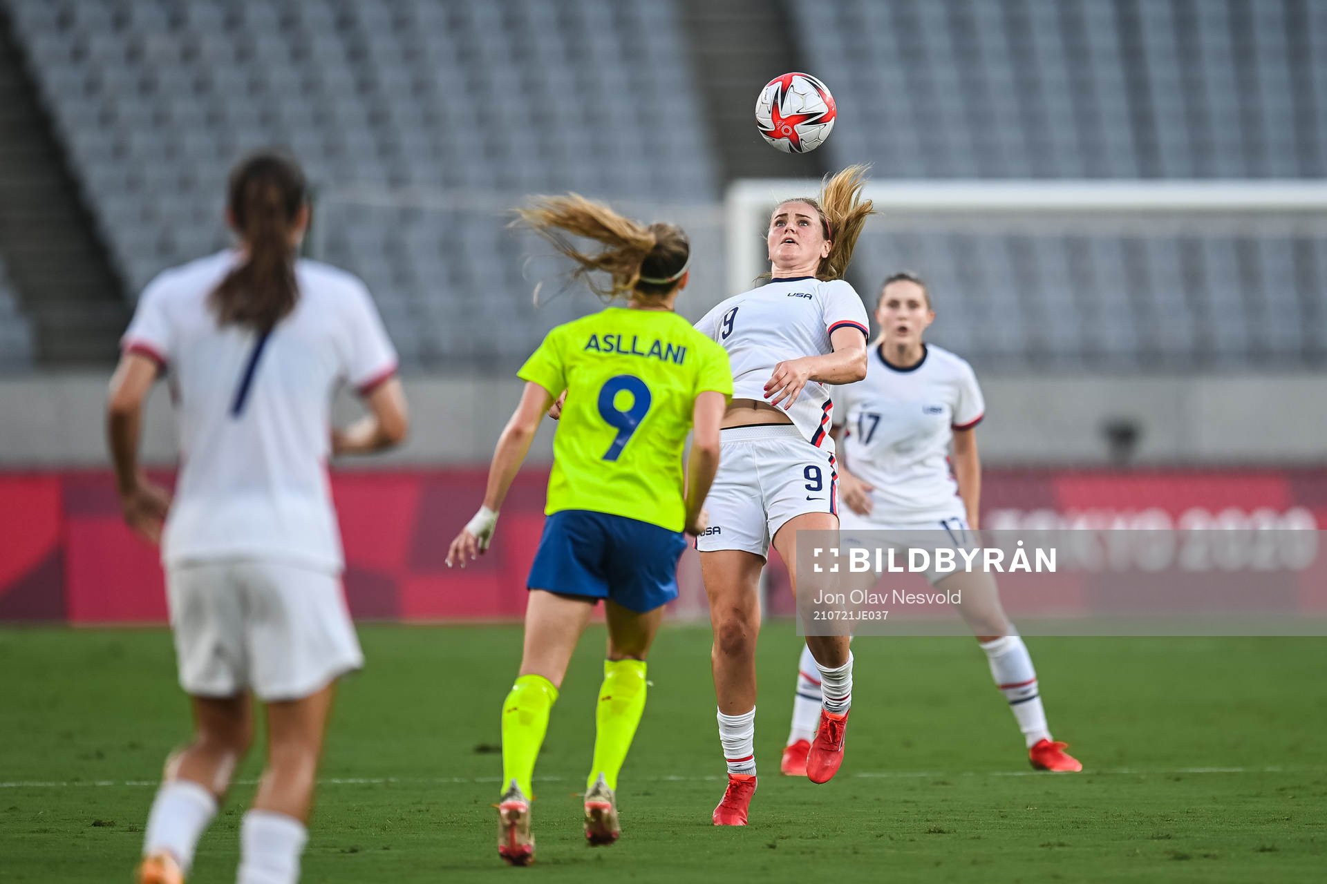 Kosovare Asllani of Sweden and Lindsey Horan of USA