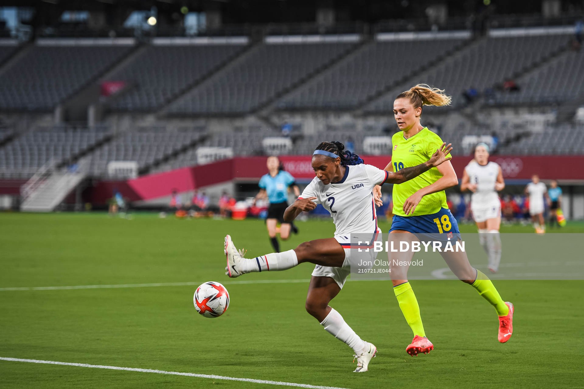 Crystal Dunn of USA and Fridolina Rolfö of Sweden