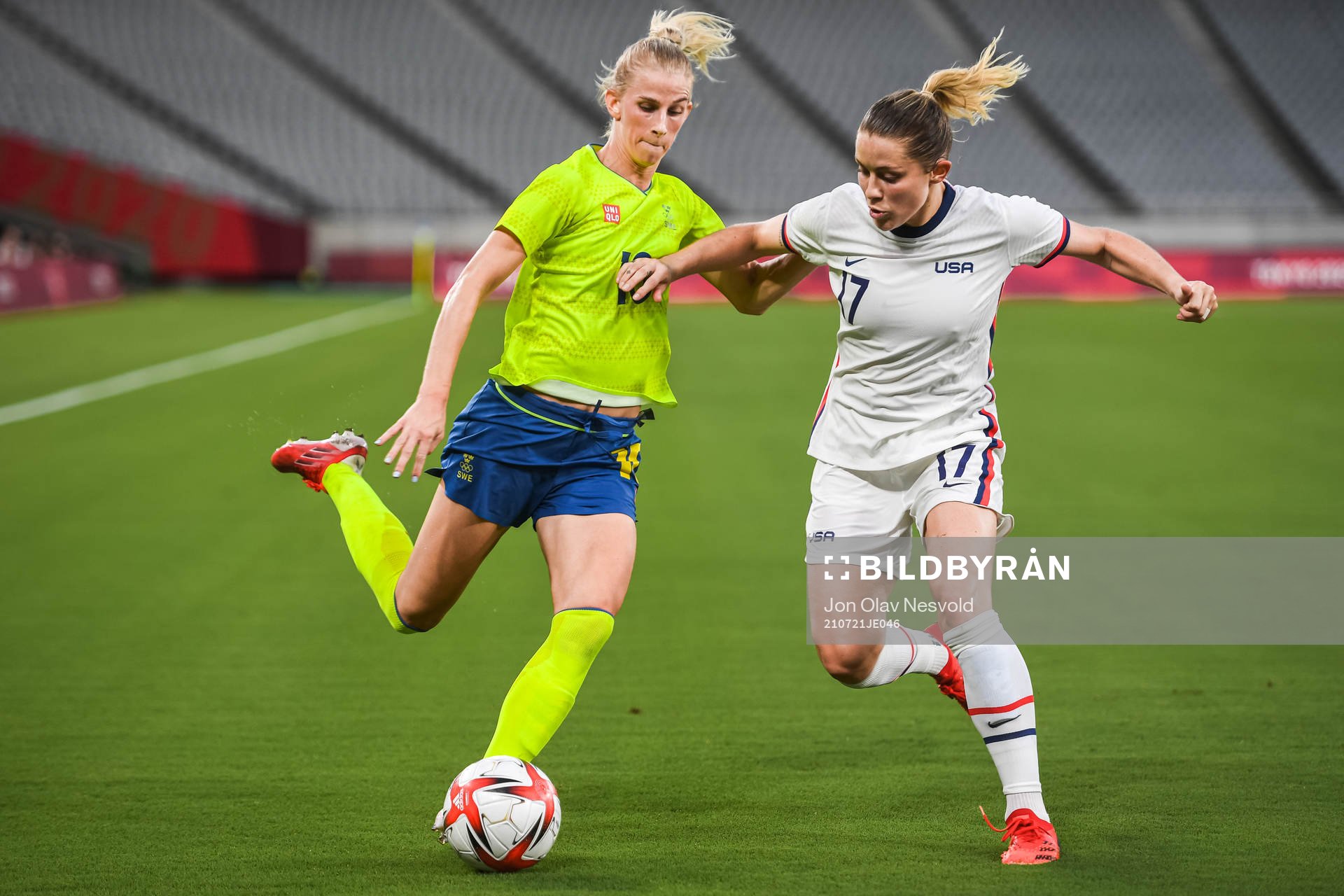 Sofia Jakobsson of Sweden and Abby Dahlkemper of USA