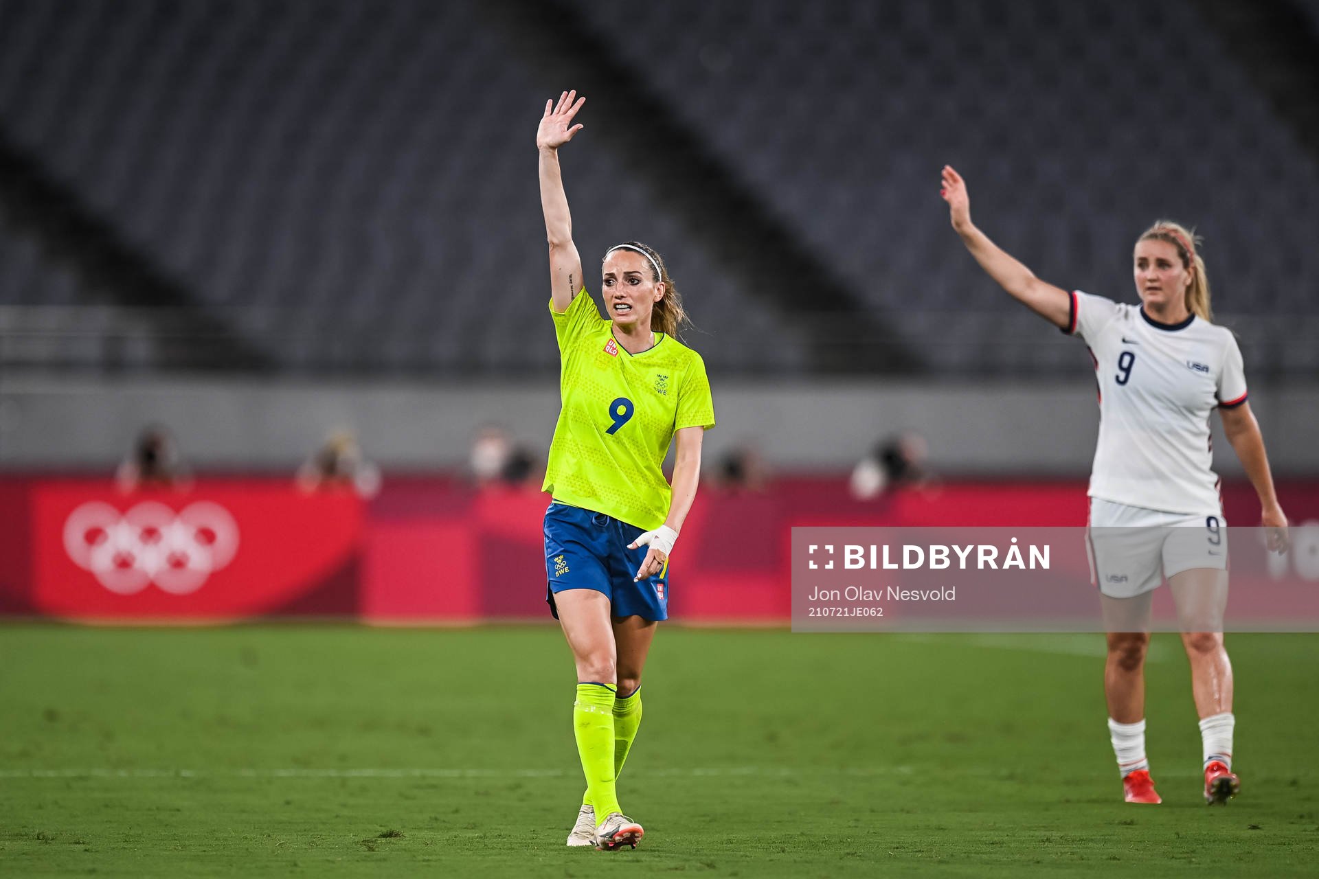 Kosovare Asllani of Sweden and Lindsey Horan of USA