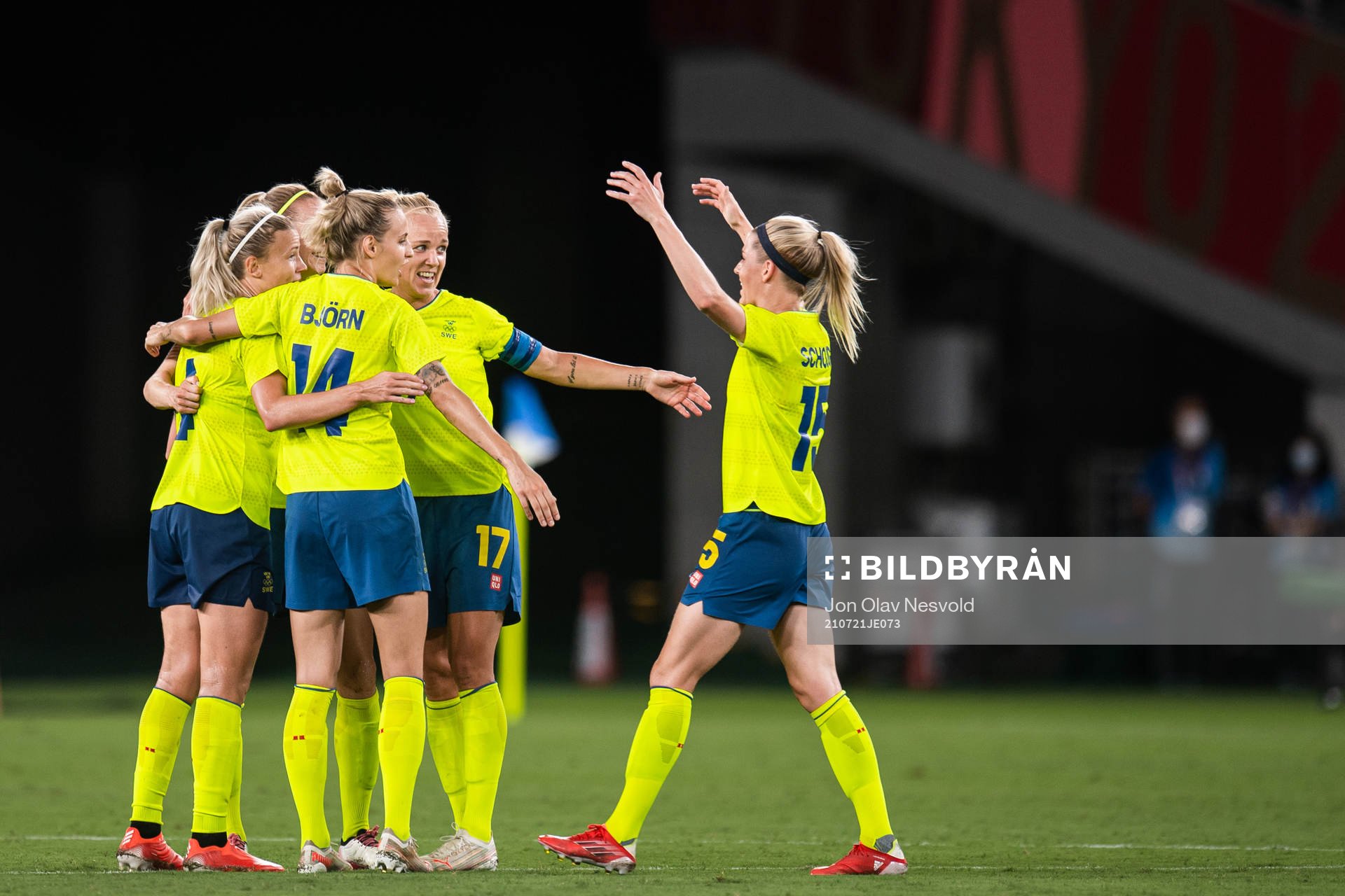 Players of Sweden celebrate after the women's football game between Sweden and USA at the Tokyo 2020 Olympic Games on July 21, 2021 in Tokyo.