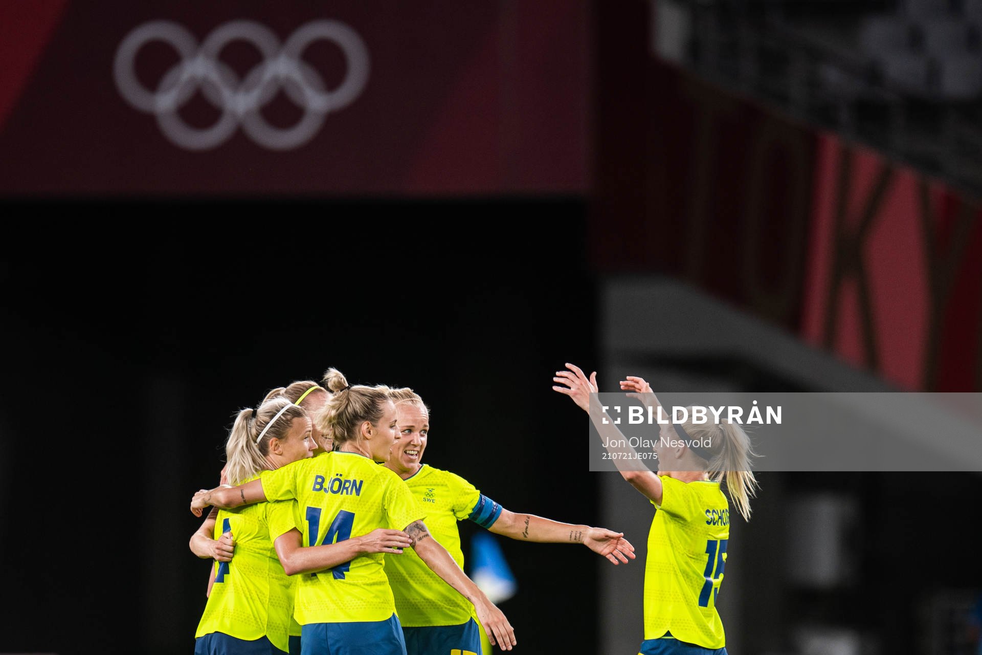 Players of Sweden celebrate after the women's football game between Sweden and USA at the Tokyo 2020 Olympic Games on July 21, 2021 in Tokyo. 