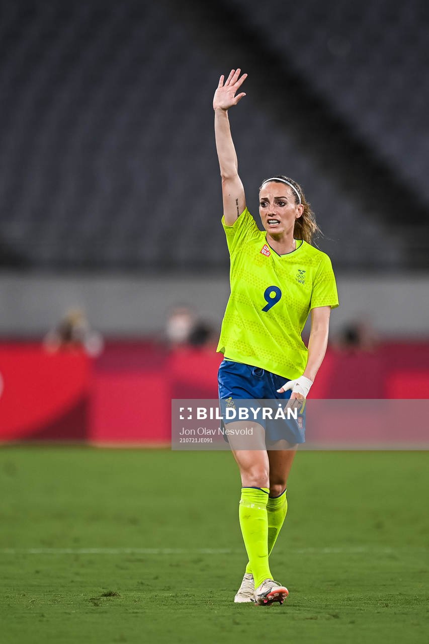 Kosovare Asllani of Sweden and Lindsey Horan of USA