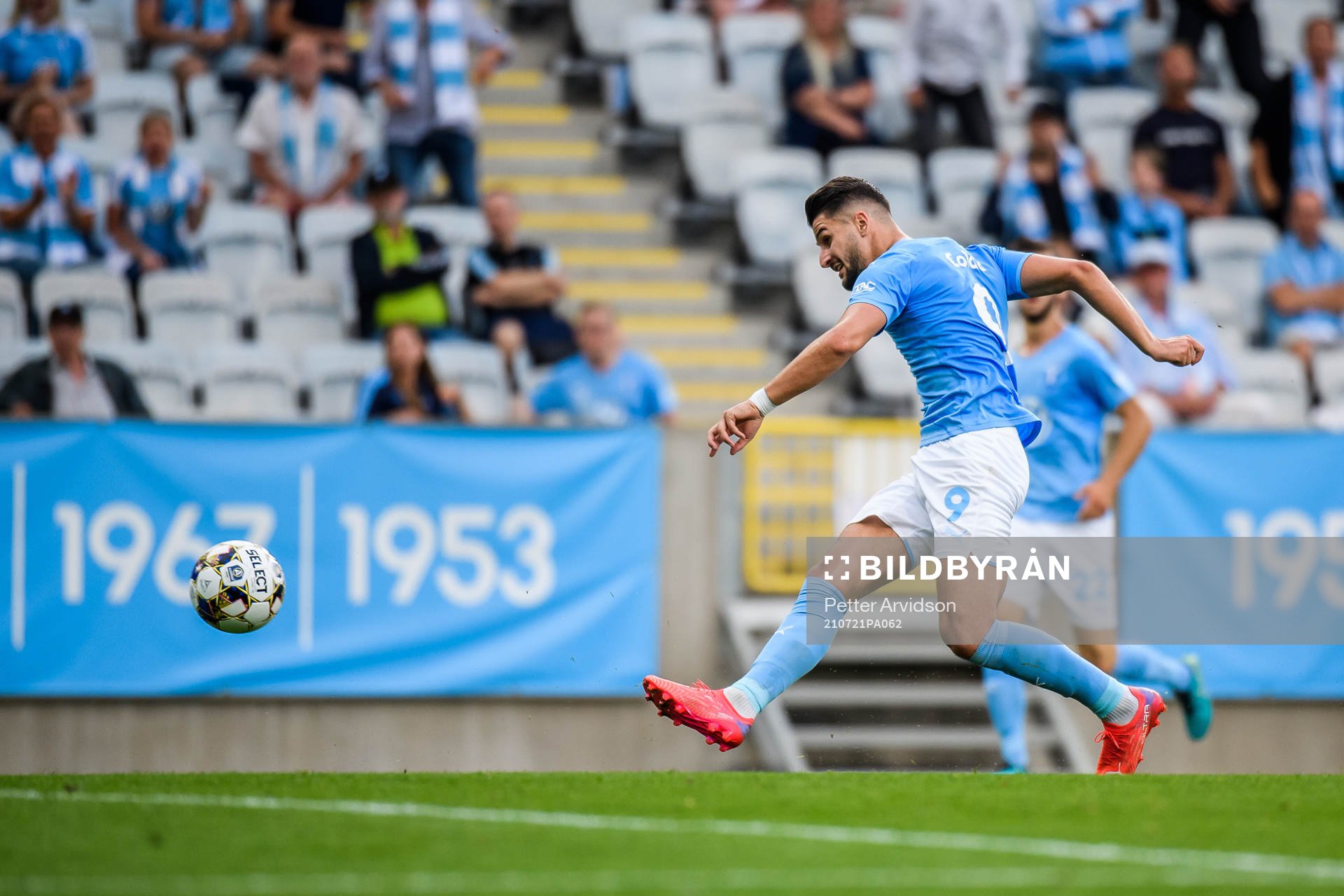 Antonio Colak of Malmö FF scores 1-0