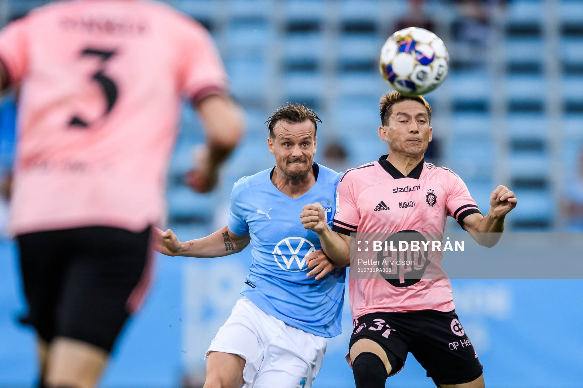 Eric Larsson of Malmö FF and Atomu Tanaka of Helsingfors