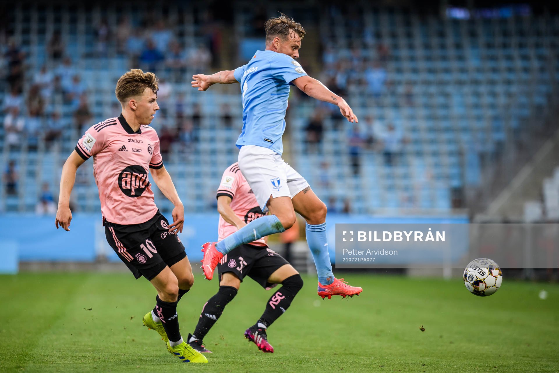 Lucas Lingman of Helsingfors and Eric Larsson of Malmö FF