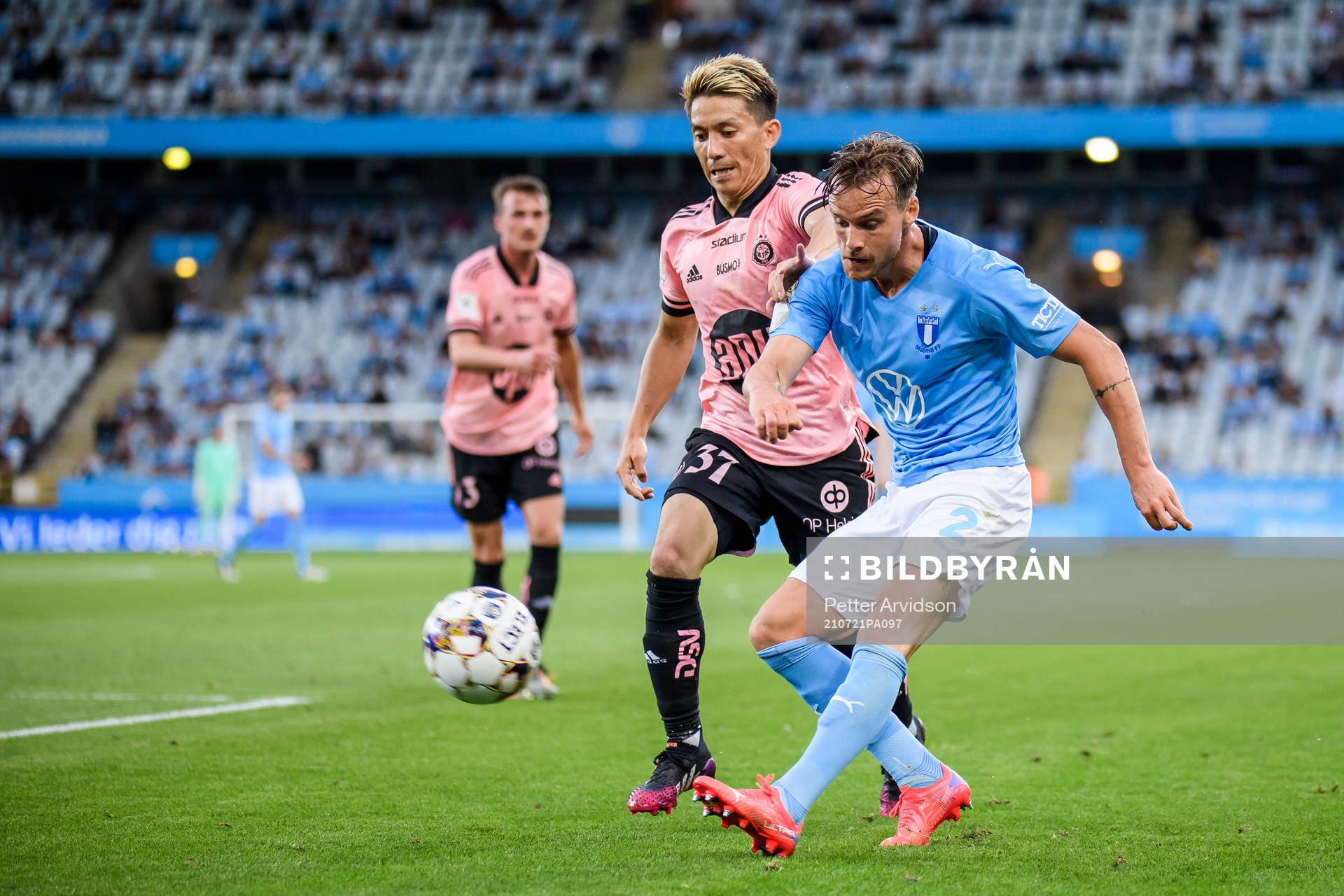 Atomu Tanaka of Helsingfors and Eric Larsson of Malmö FF
