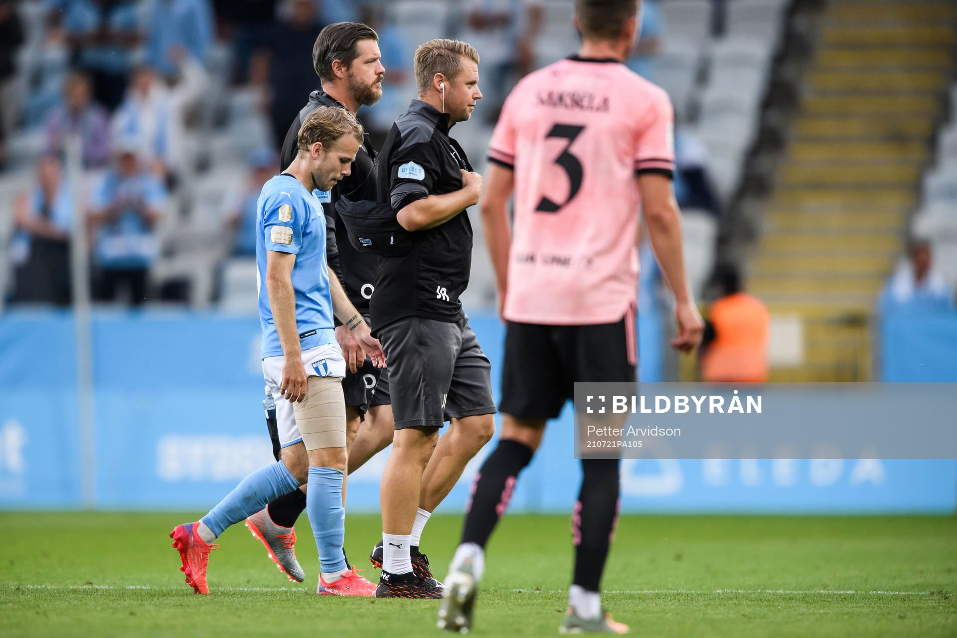Oscar Lewicki of Malmö FF is injured