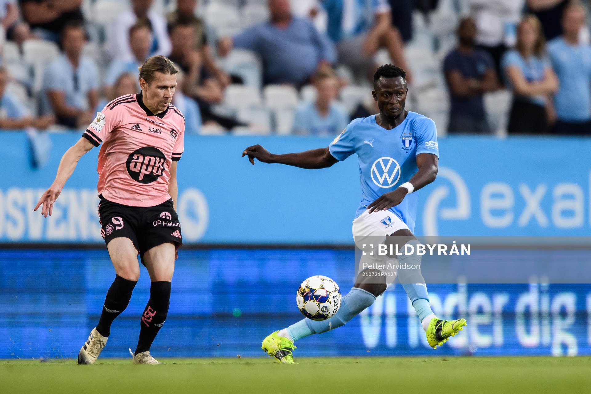 Riku Riski of Helsingfors and Bonke Innocent of Malmö FF