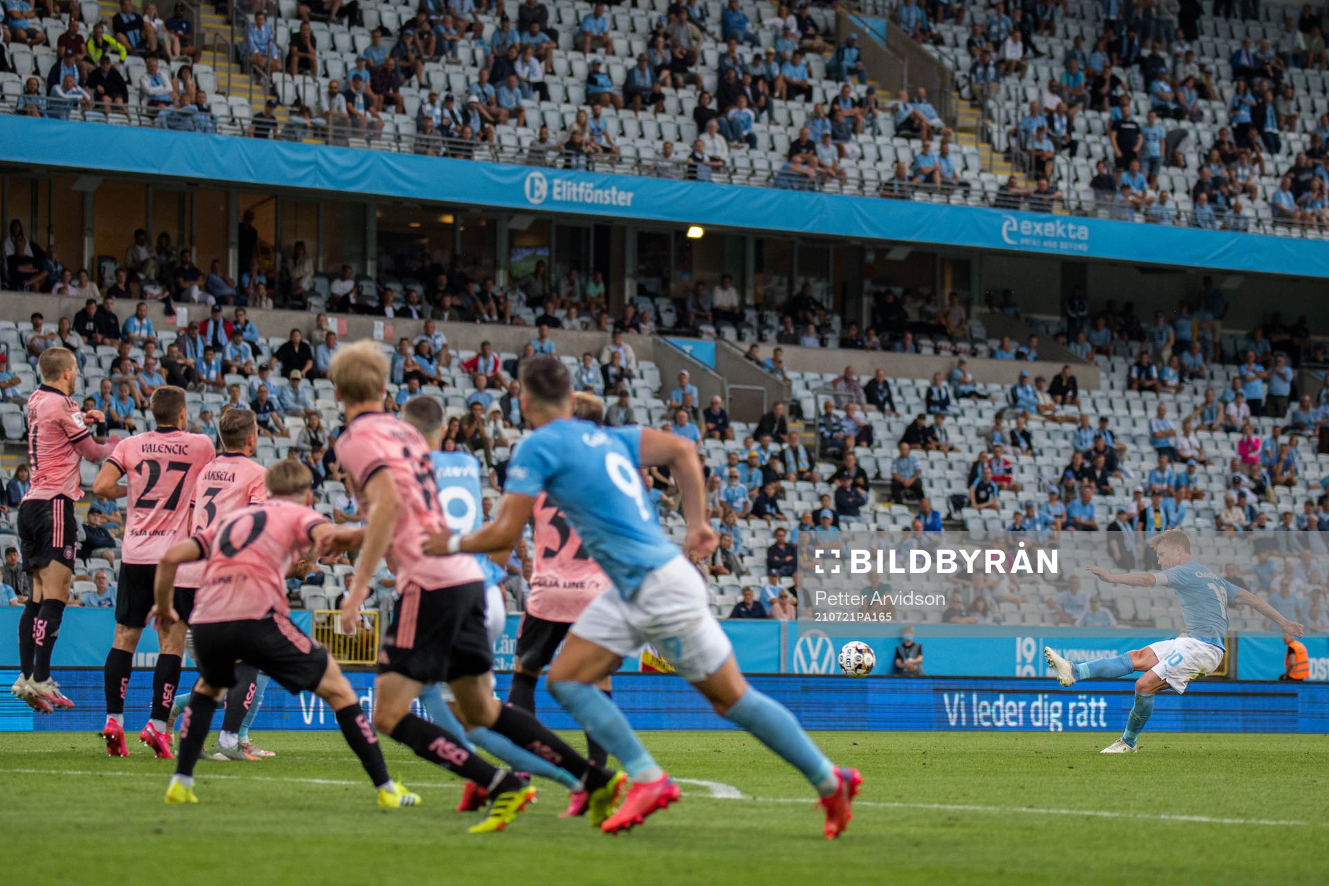 Anders Christiansen of Malmö FF scores the 2-1 goal