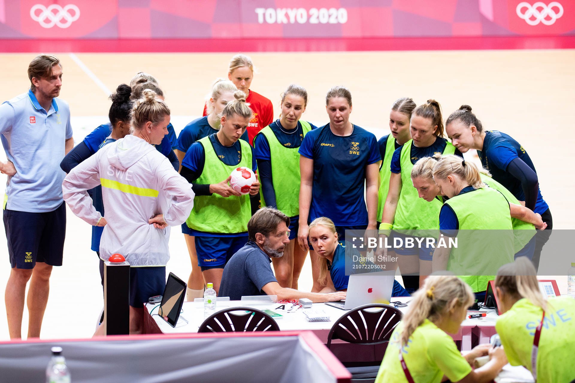 The Swedish women´s handball team is gathered around head