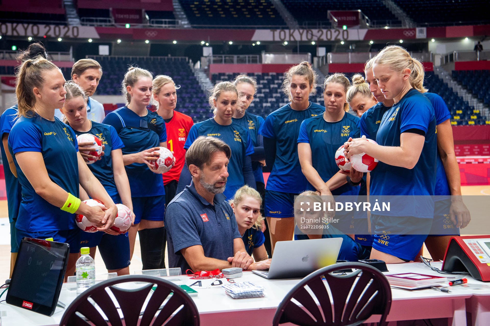 The Swedish women´s handball team is gathered around head